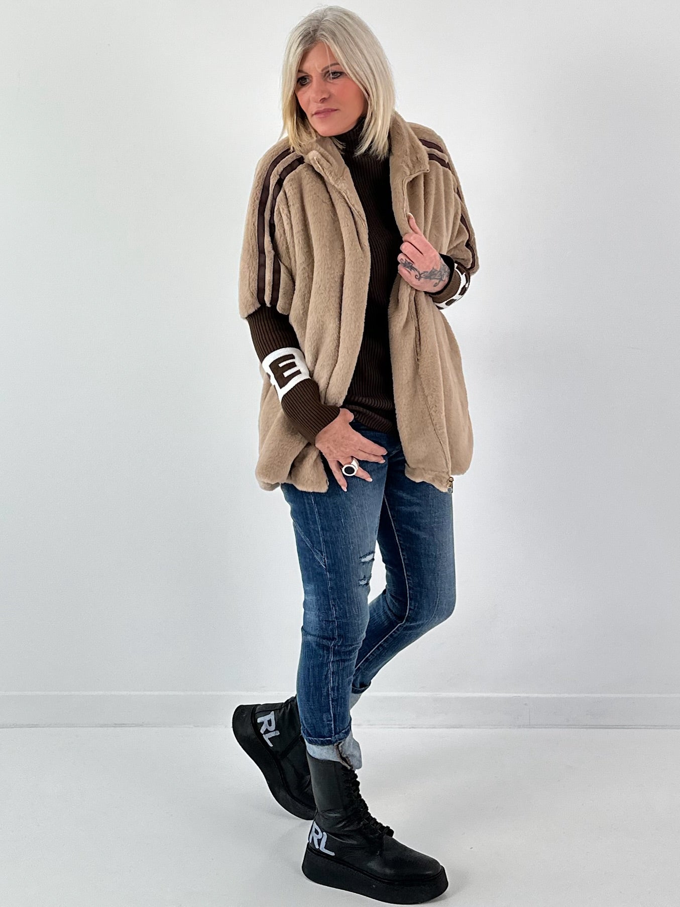 Bontjas met gebreide mouwen, model "Fluffline" - taupe