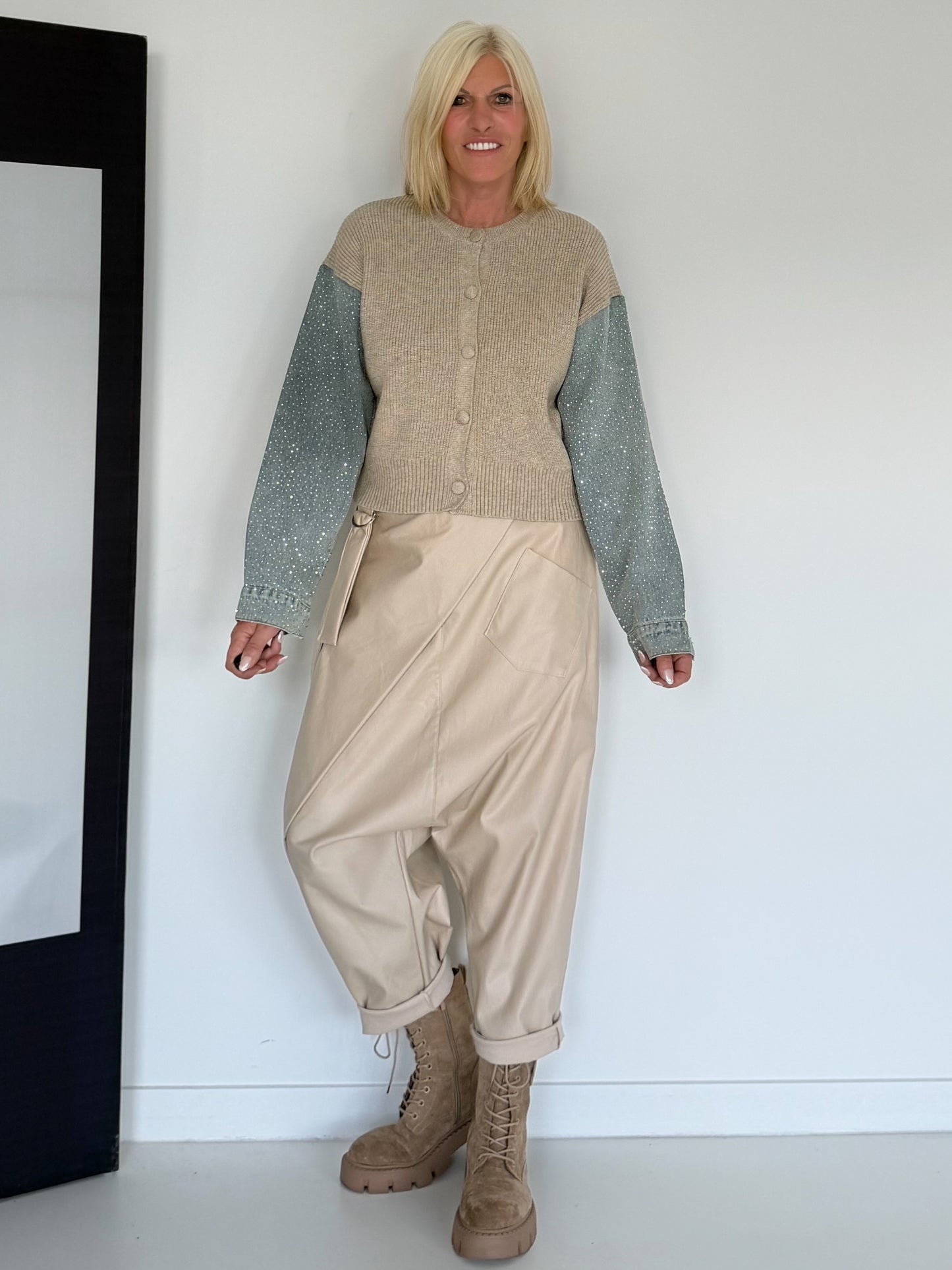 Strickjacke mit strassbesetzten Denim-Ärmeln - beige-denim