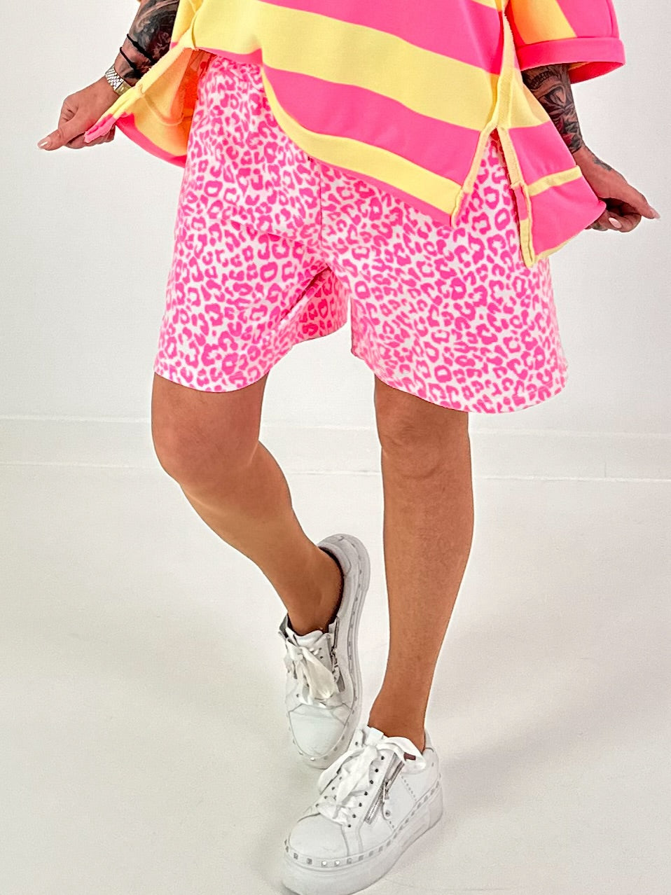 Leo Short - neonpink-weiss