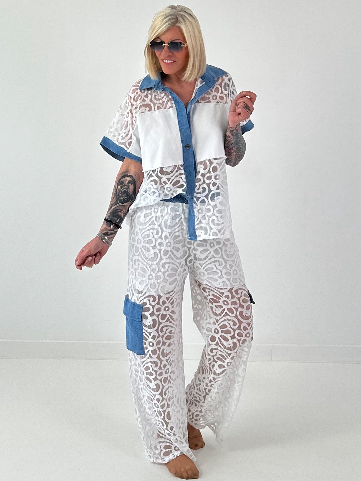 Ausgefallener Zweiteiler mit aufwendigen Denim Details- weiss