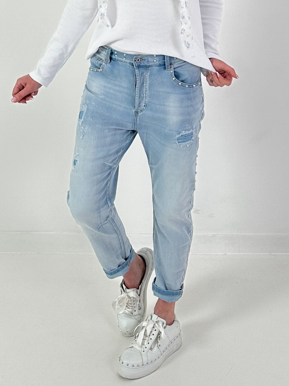 Boyfriend Jeans mit silbernen Nieten - light-denim