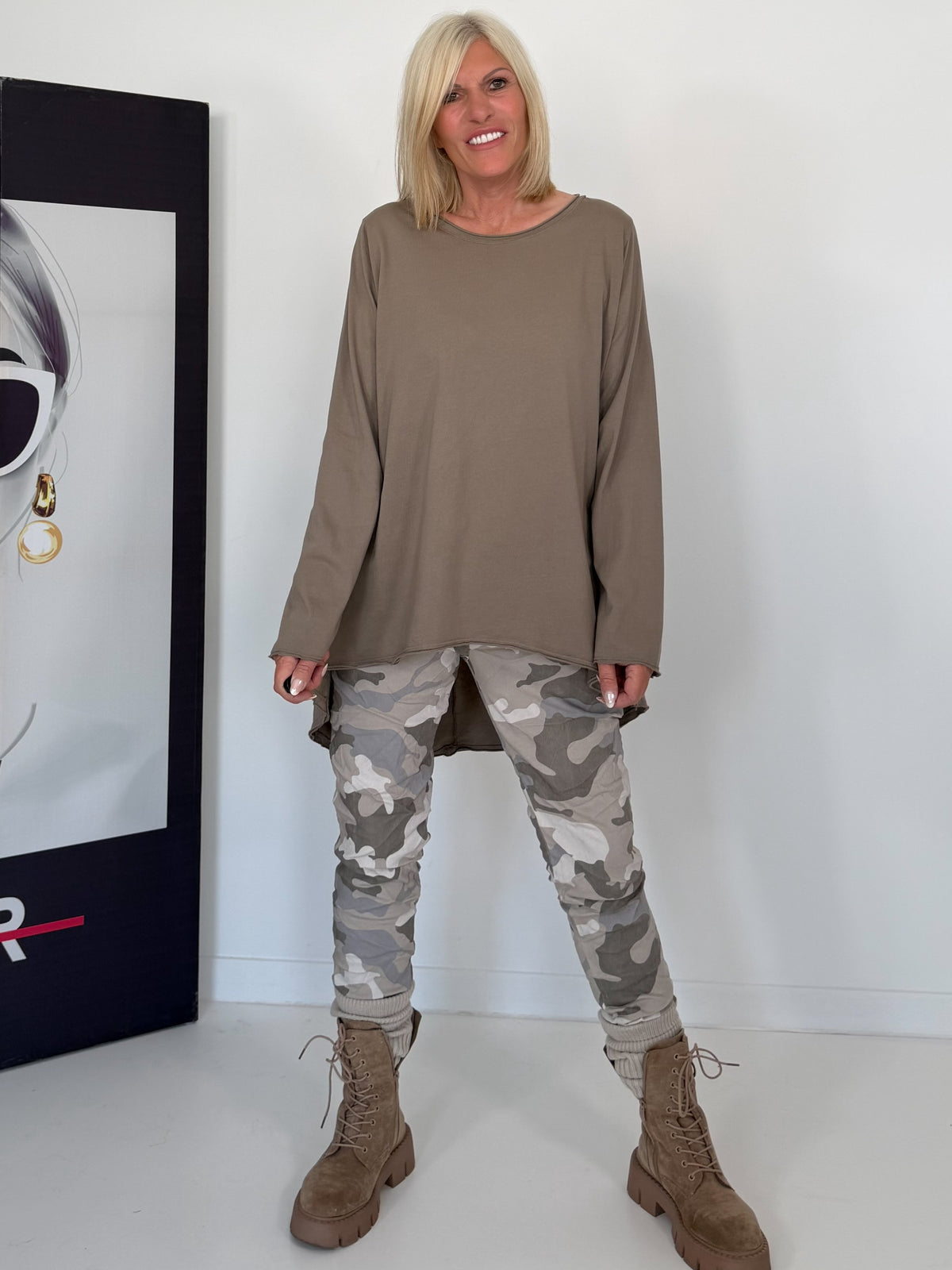 Basic Shirt mit Rundhalsausschnitt - taupe