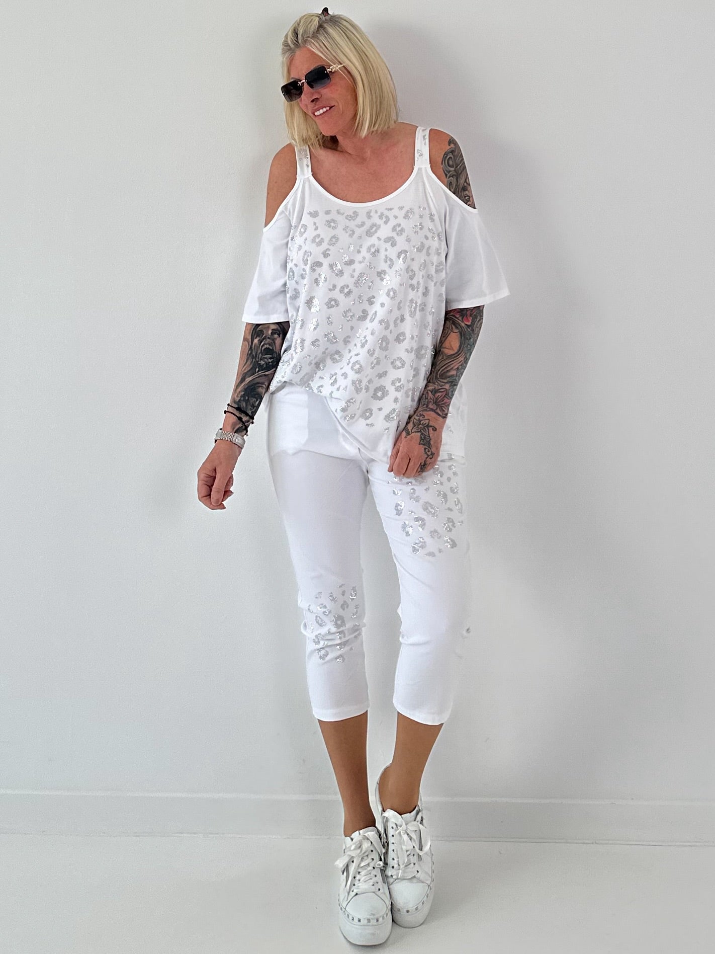 Shirt mit Cold Shoulder und Leo Strass - weiss