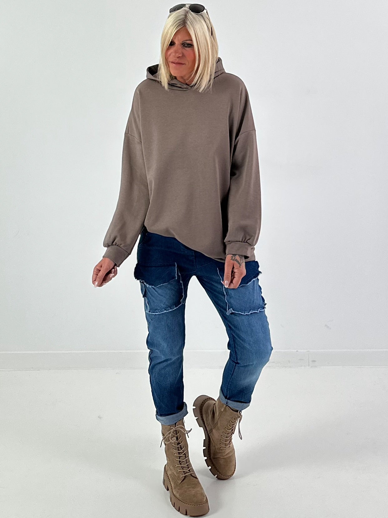 Lässiger Hoodie mit Statement Rückenprint "Pause" - taupe
