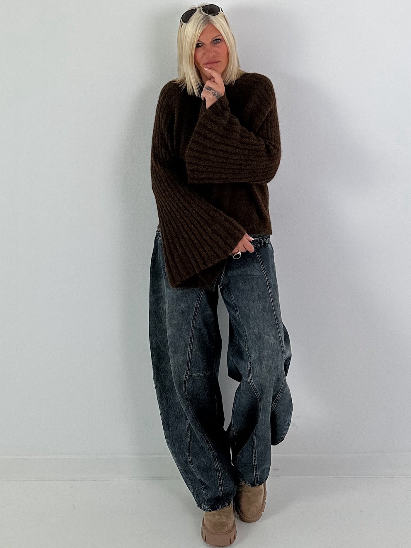 Weicher Pullover mit stylischen Trompetenärmeln - mokka