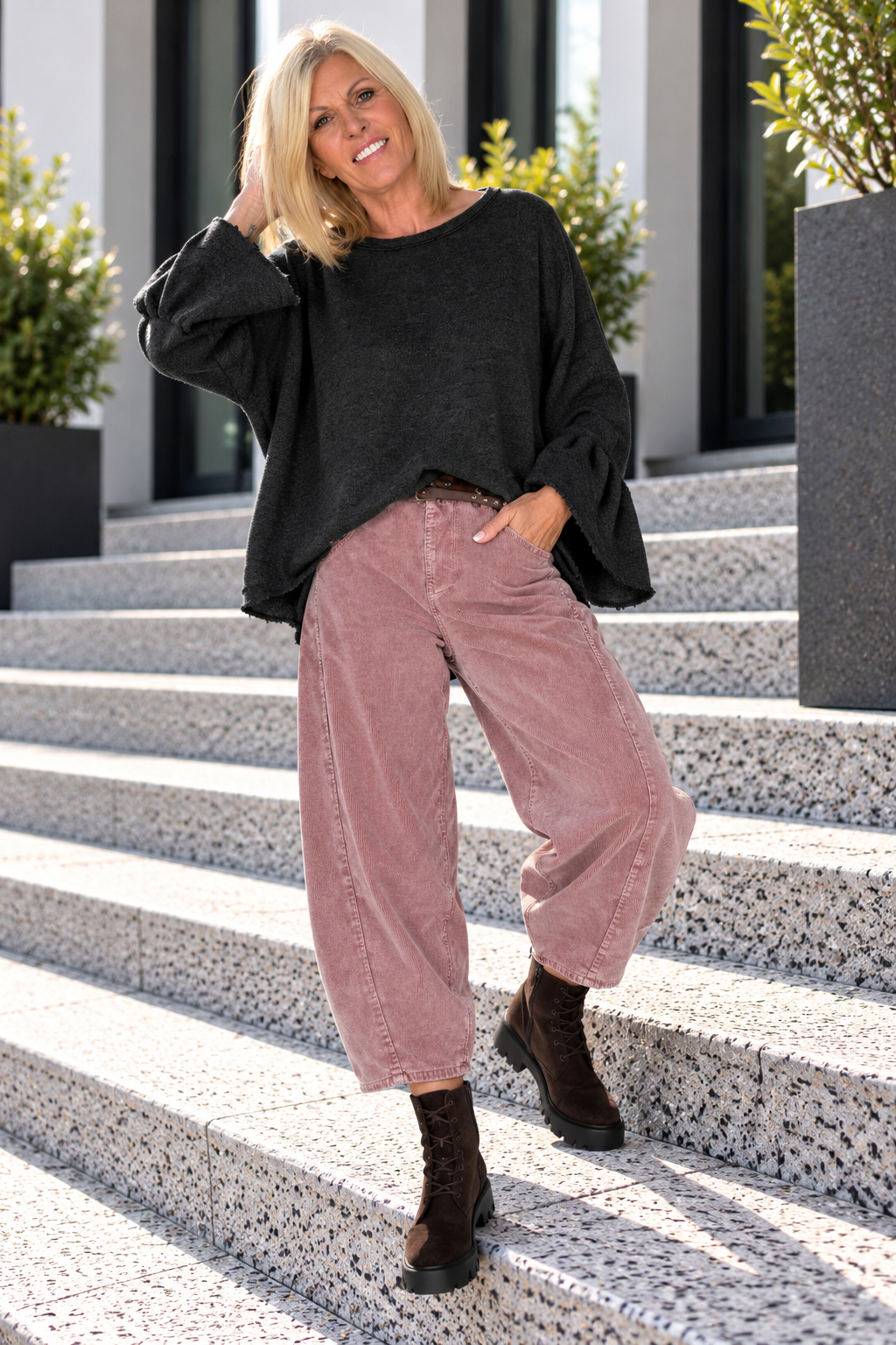 Sweater with trumpet sleeves - used-black