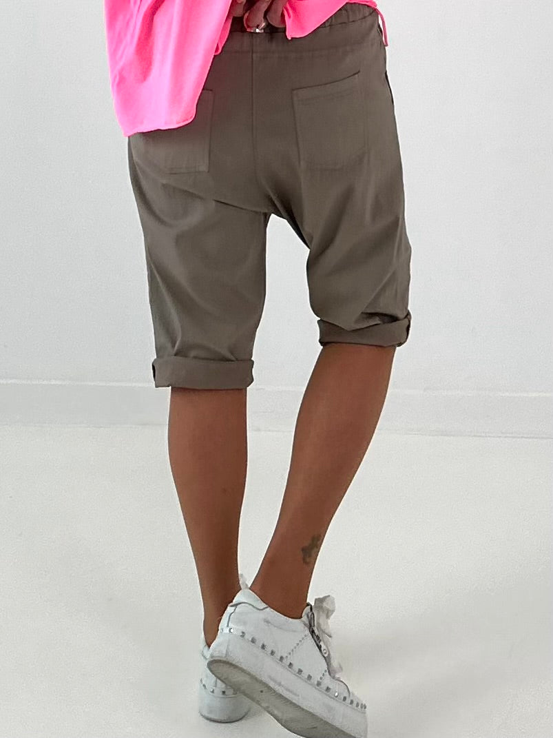 Kurze Baggy mit breiten Nähten - taupe