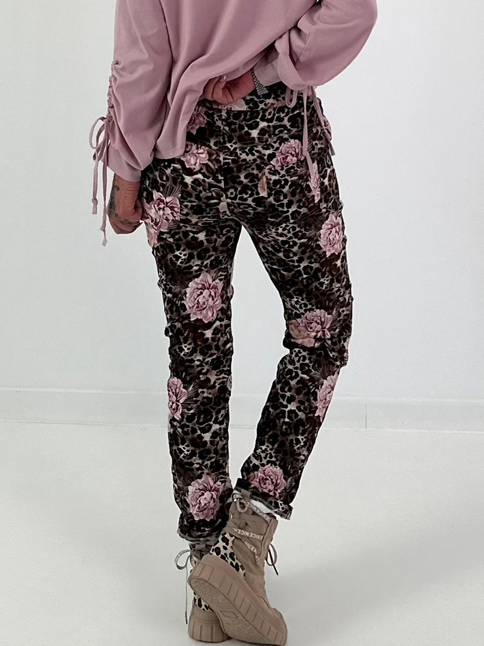 Hose in Wildleder-Optik mit Leo Print und floralem Muster - mokka - mehrfarbig