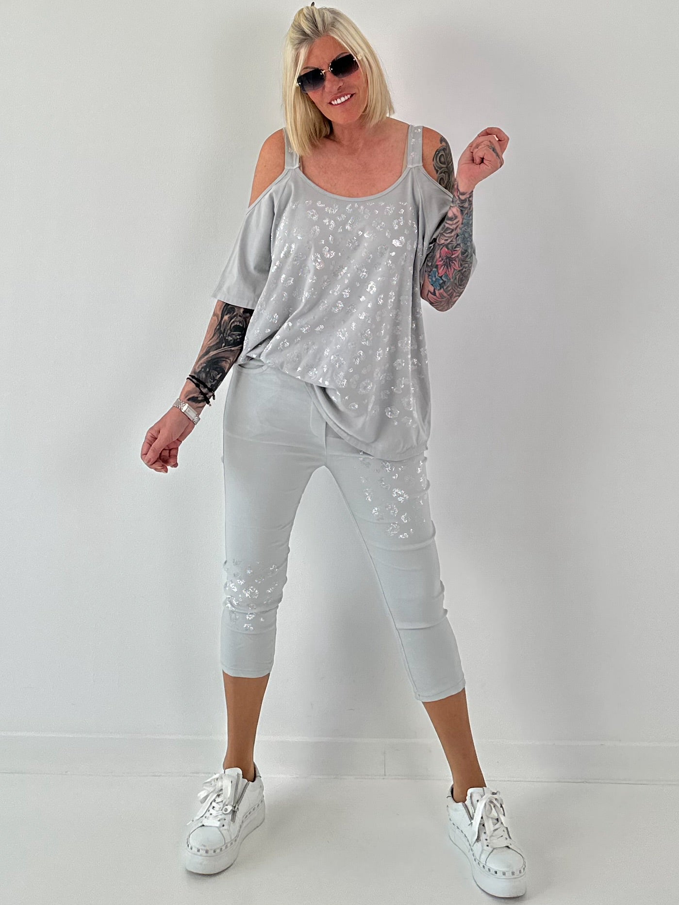 Shirt mit Cold Shoulder und Leo Strass - hellgrau