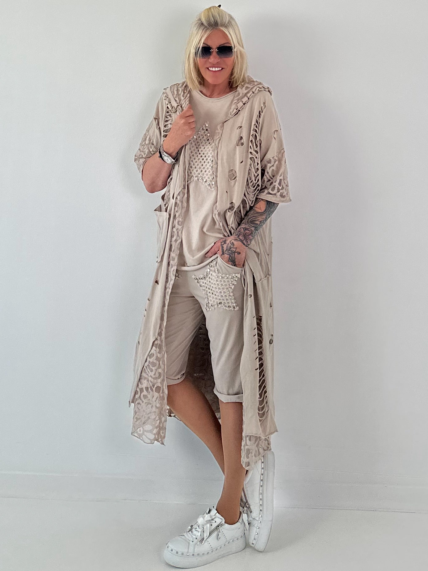 Sweatshirt Mantel mit floralem Netzeinsatz und Cut outs - beige