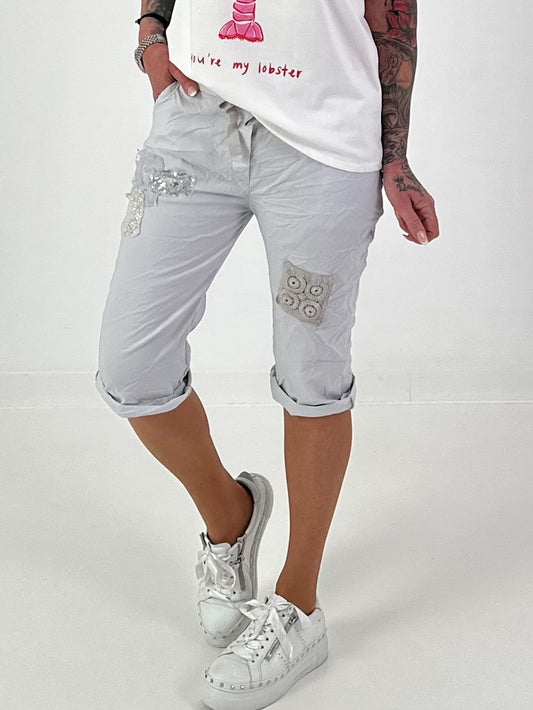 Kurze Hose mit Patches - hellgrau