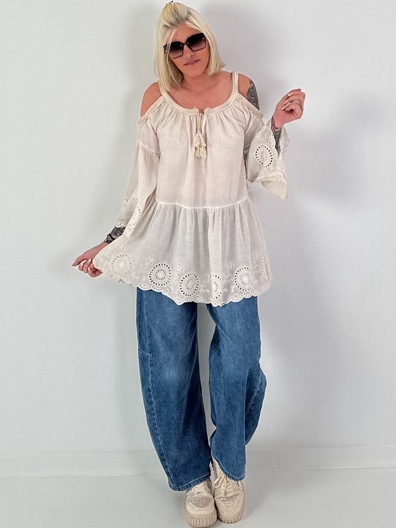 Tunika mit Lochstickerei und Off-Shoulder Cut-Outs - beige