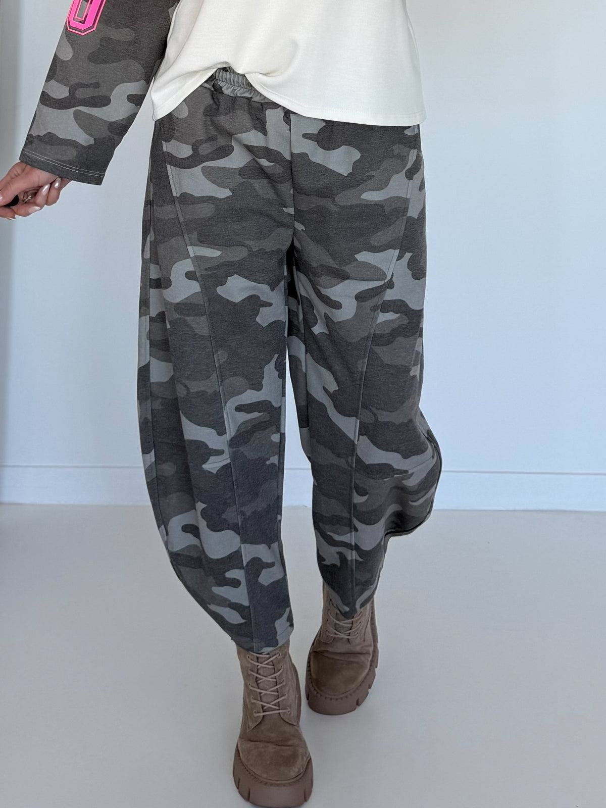 Sweatpants with camouflage print - taupe-multicoloured
