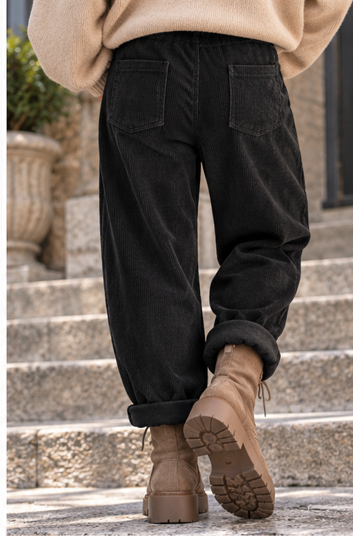 Cordhose mit großen Taschen und Gürtel - schwarz ( lieferbar ab ca. 03.11.26)