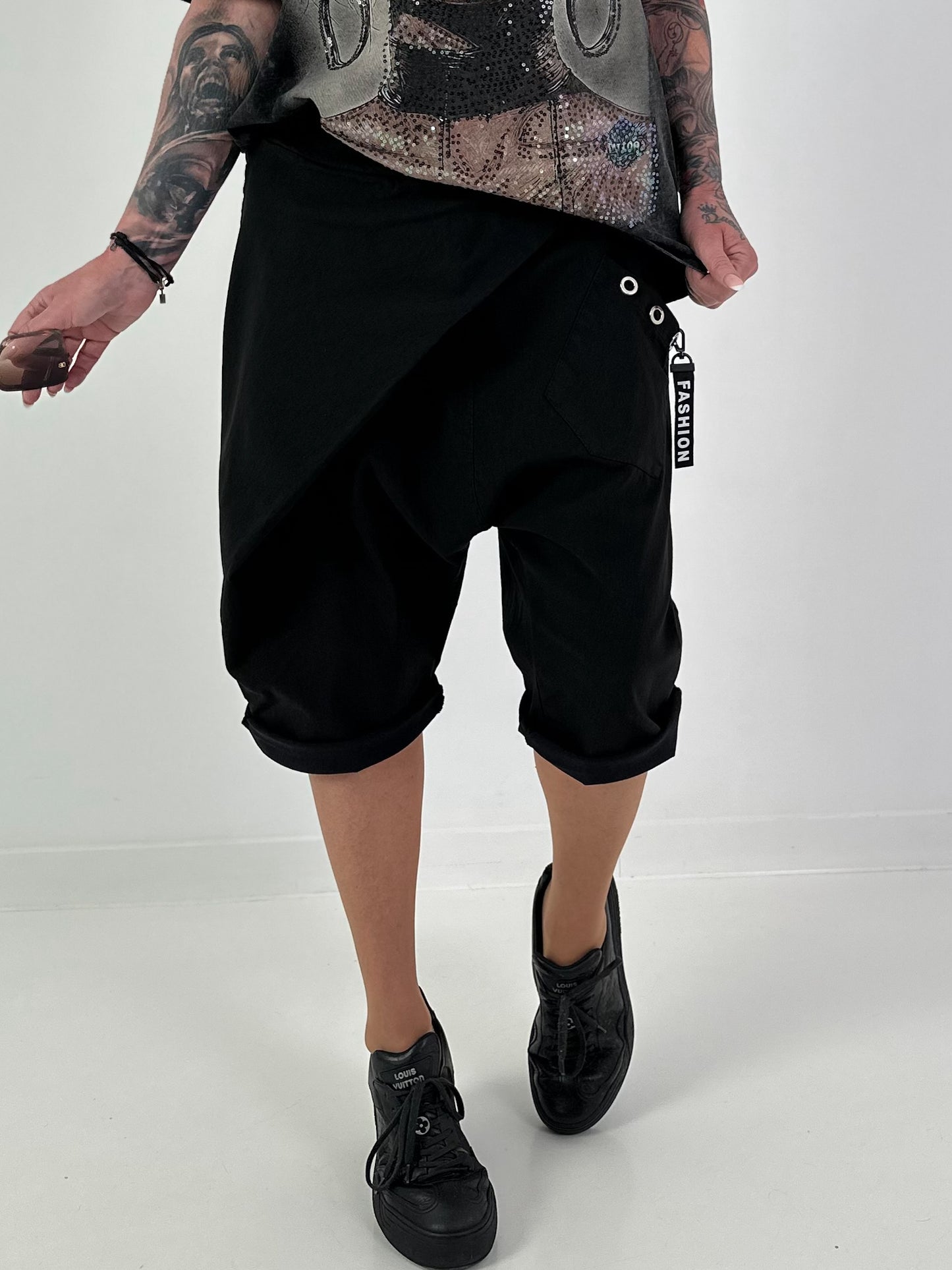 Baggy Short mit Überwurf und Tasche mit Details - schwarz