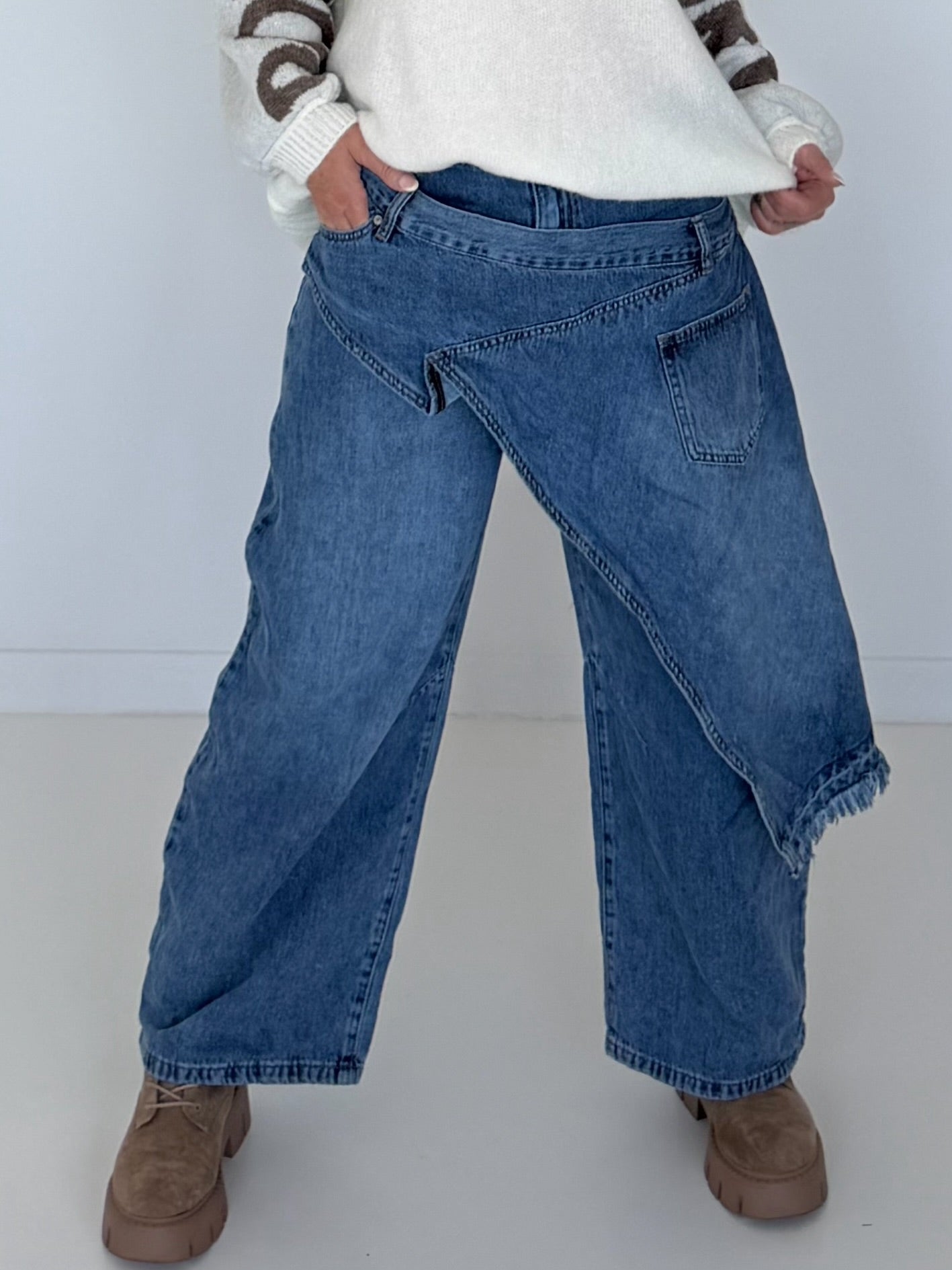 Jeans mit weitem Bein und Überwurf - denim