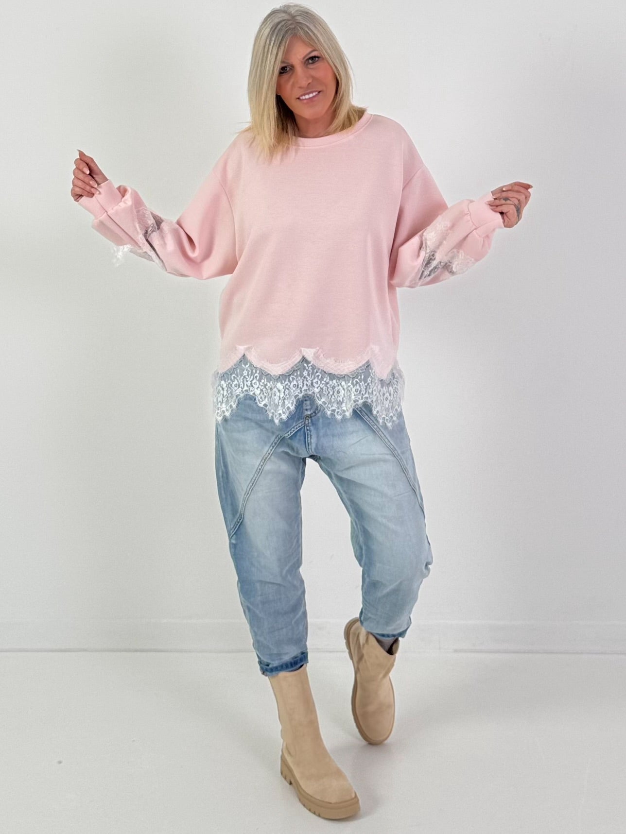 Sweatshirt Modell "Rosé Lace Whisper" - rosa