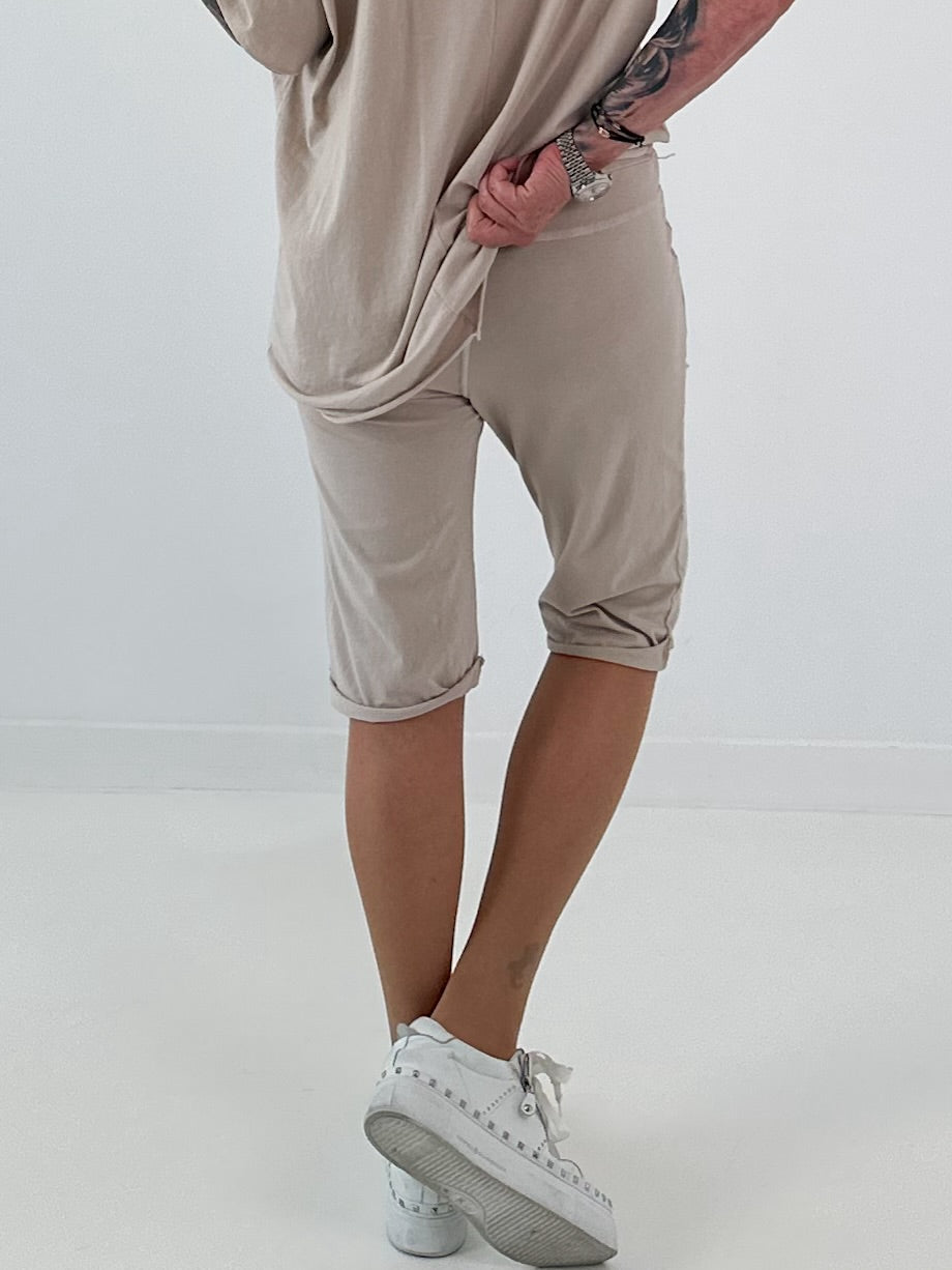 Sweat Short mit Häkelstern und  Nieten - beige