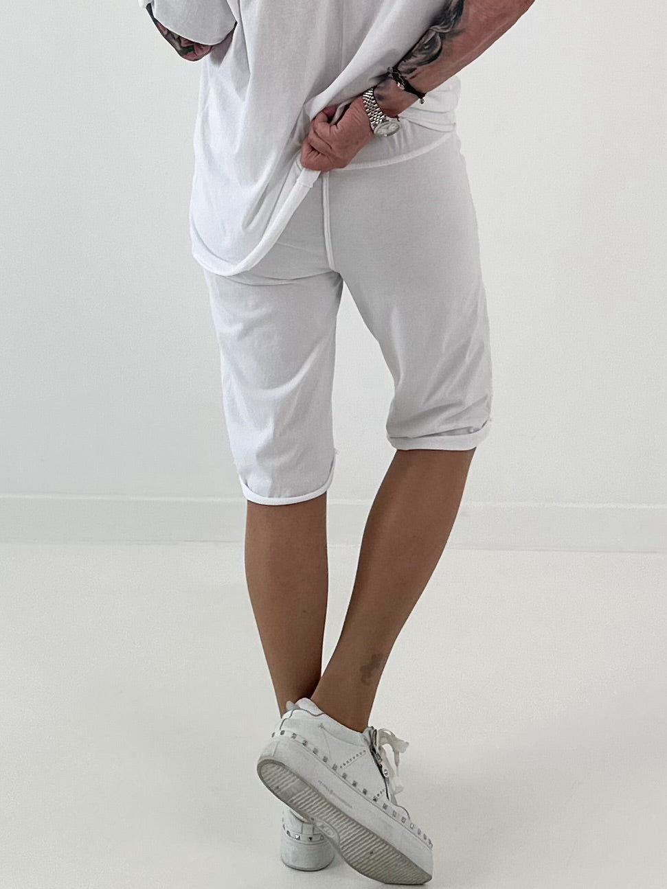 Sweat Short mit Häkelstern und  Nieten - weiss