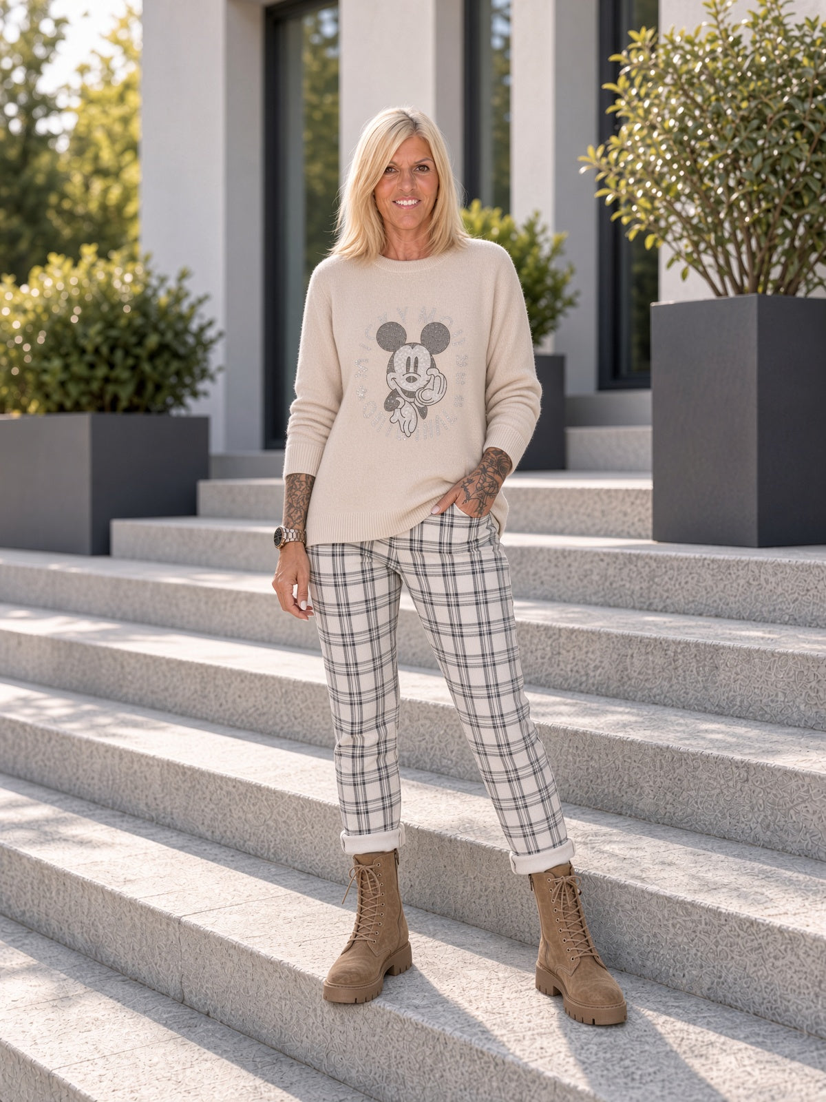 Pullover with rhinestone comic motif - beige