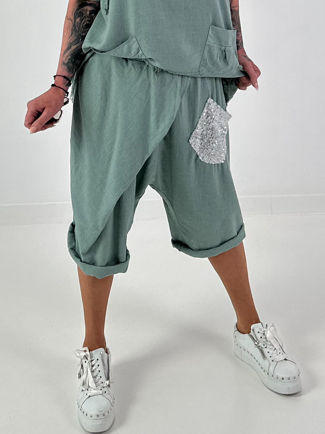Kurze Leinen Baggy mit Überwurf und Paillettendetails - khaki