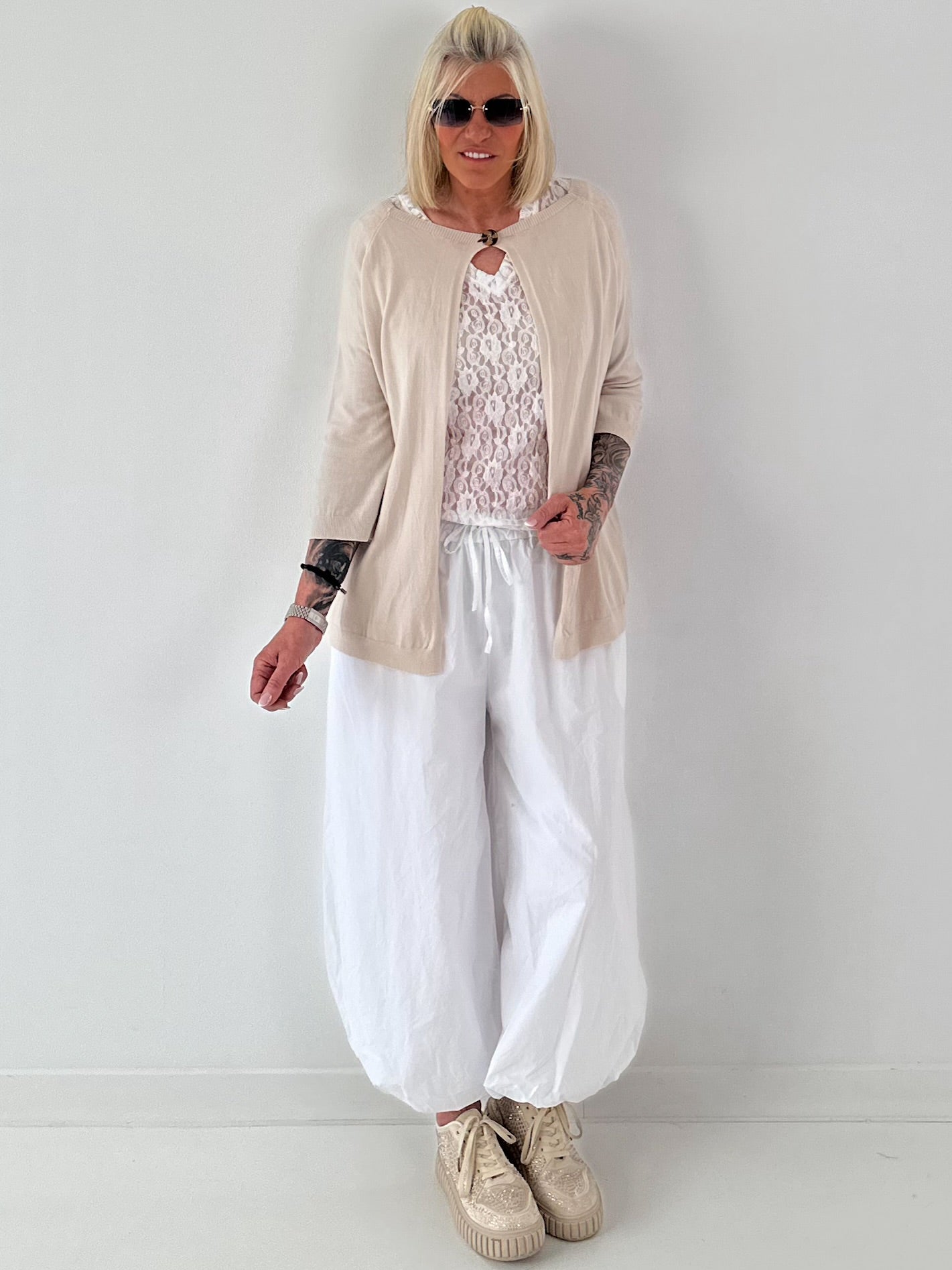 Leichte Feinstrickjacke mit Knopf- beige