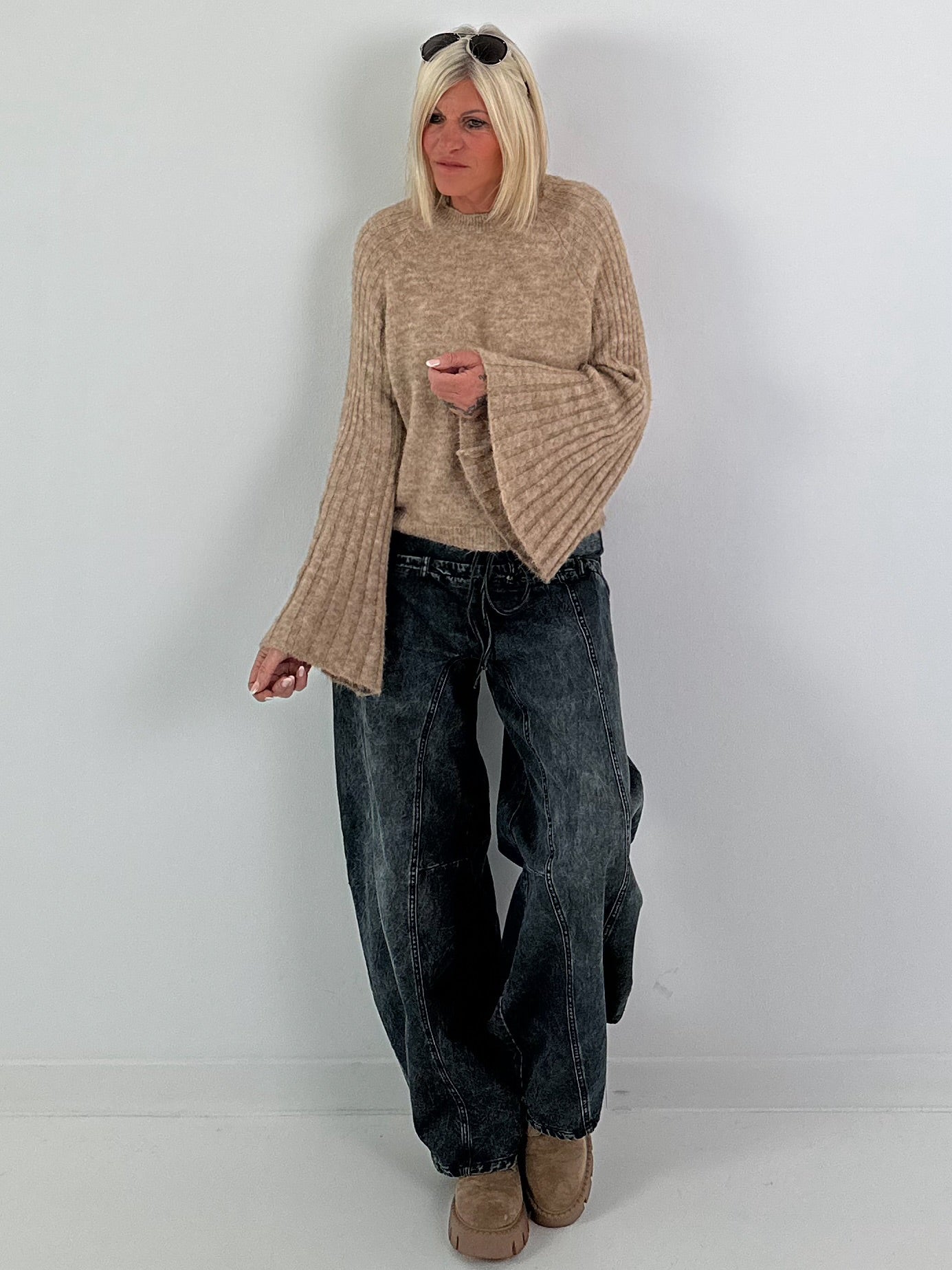 Weicher Pullover mit stylischen Trompetenärmeln - camel