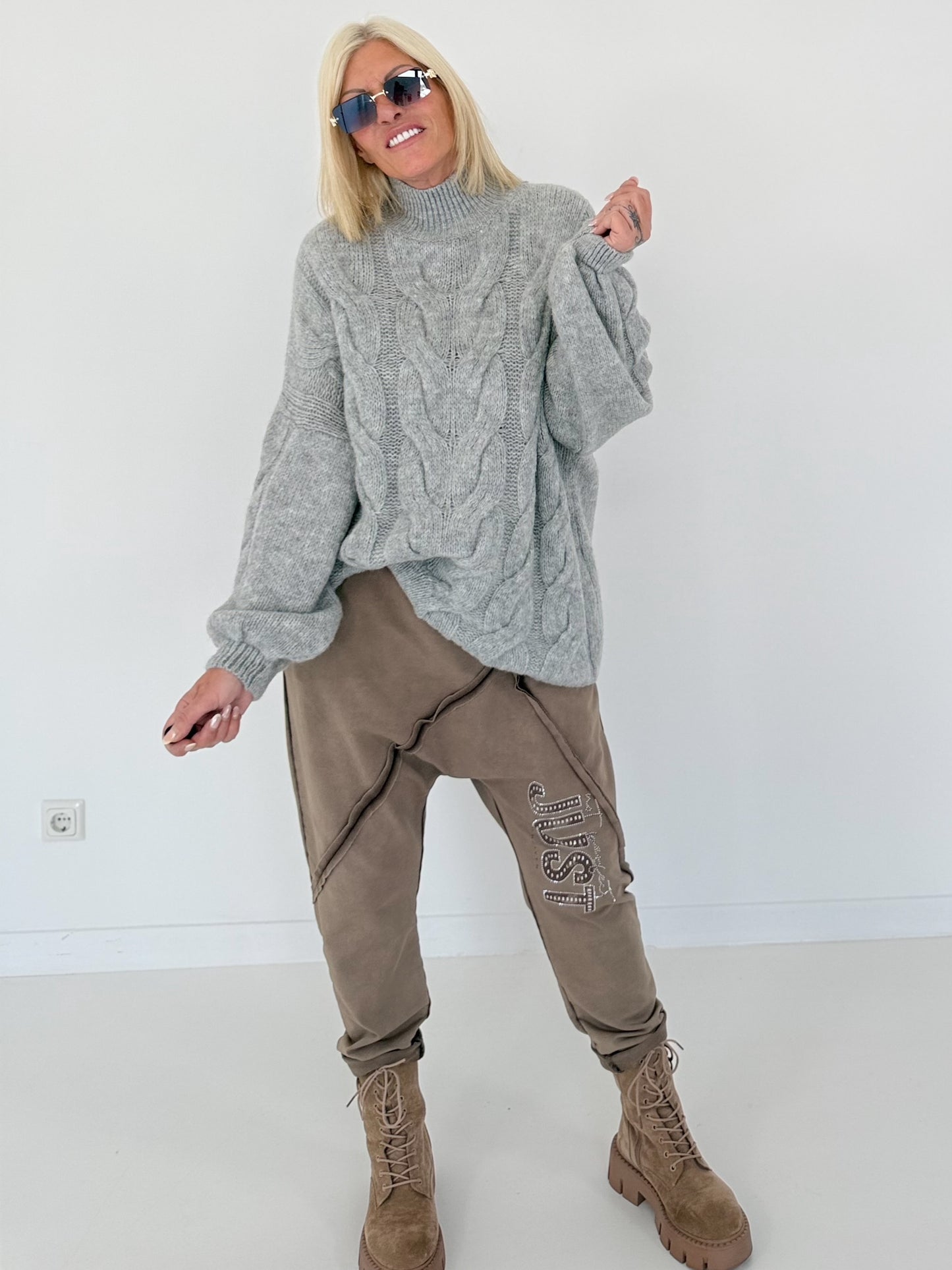 Kuschliger Strickpullover mit Zopfmuster - grau