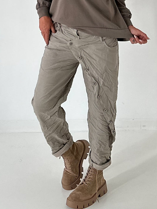 Hose mit elastischem Bund und Knopfleiste quer - taupe