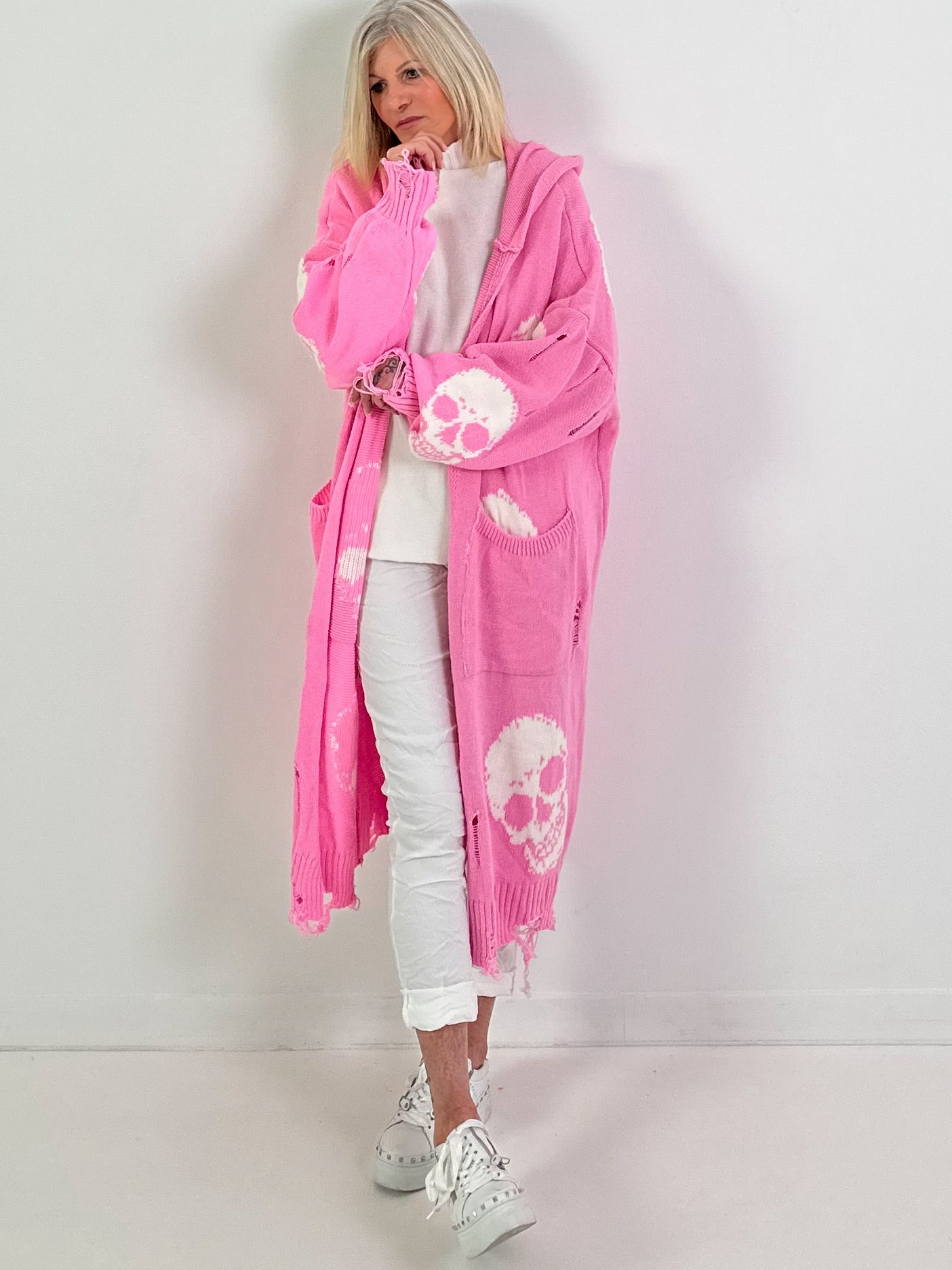 Oversized Strickmantel mit Kapuze Modell "Skull" - rosa-weiss