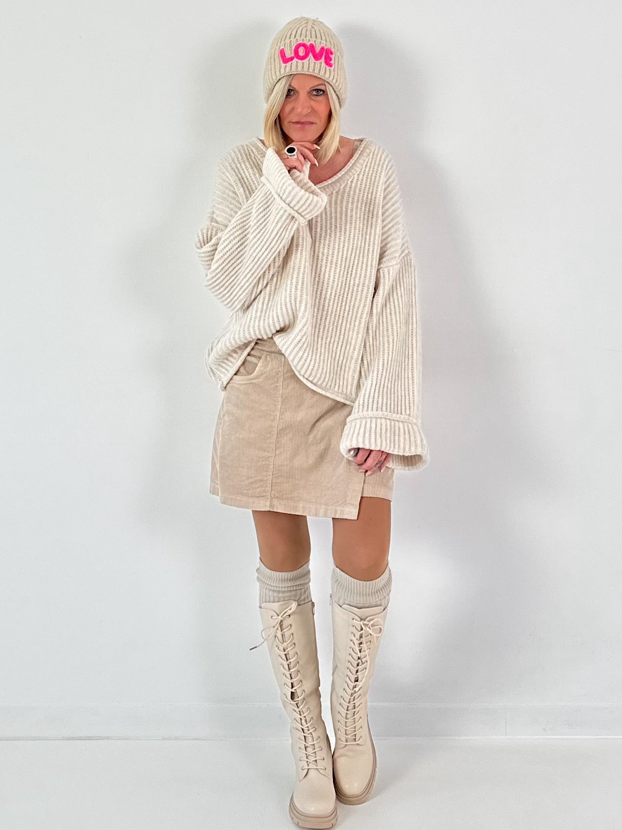 V-hals trui met wijde mouwen, model "Soft Horizon" - beige