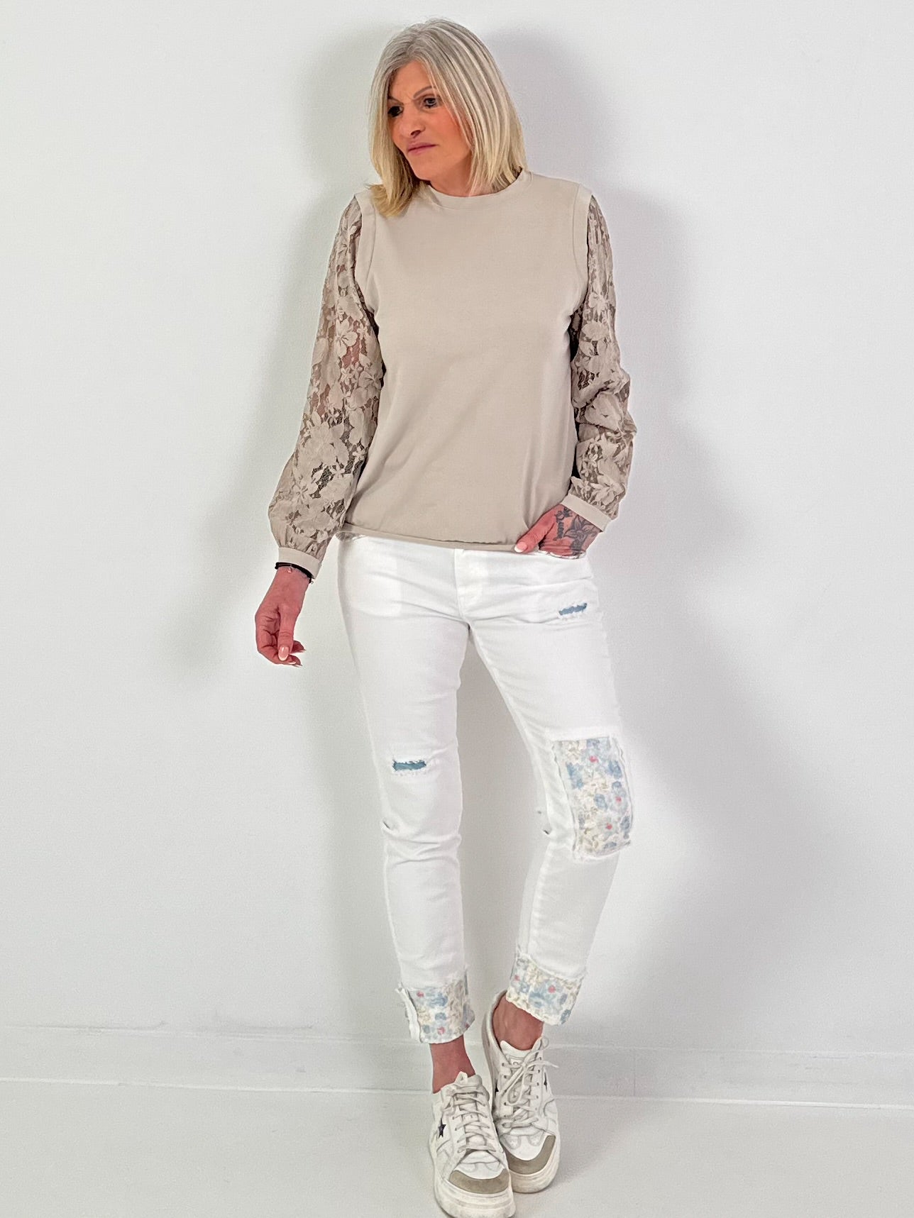 Leichter Sweater mit Spitzenärmeln - beige