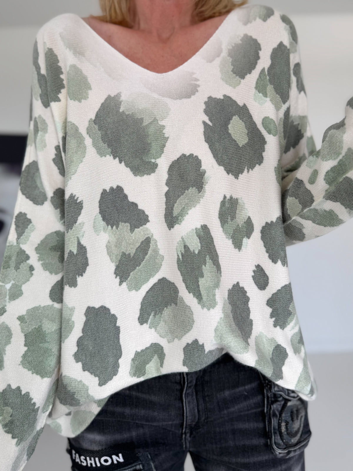 Pullover mit V-Ausschnitt und Leo-Print - leo-oliv