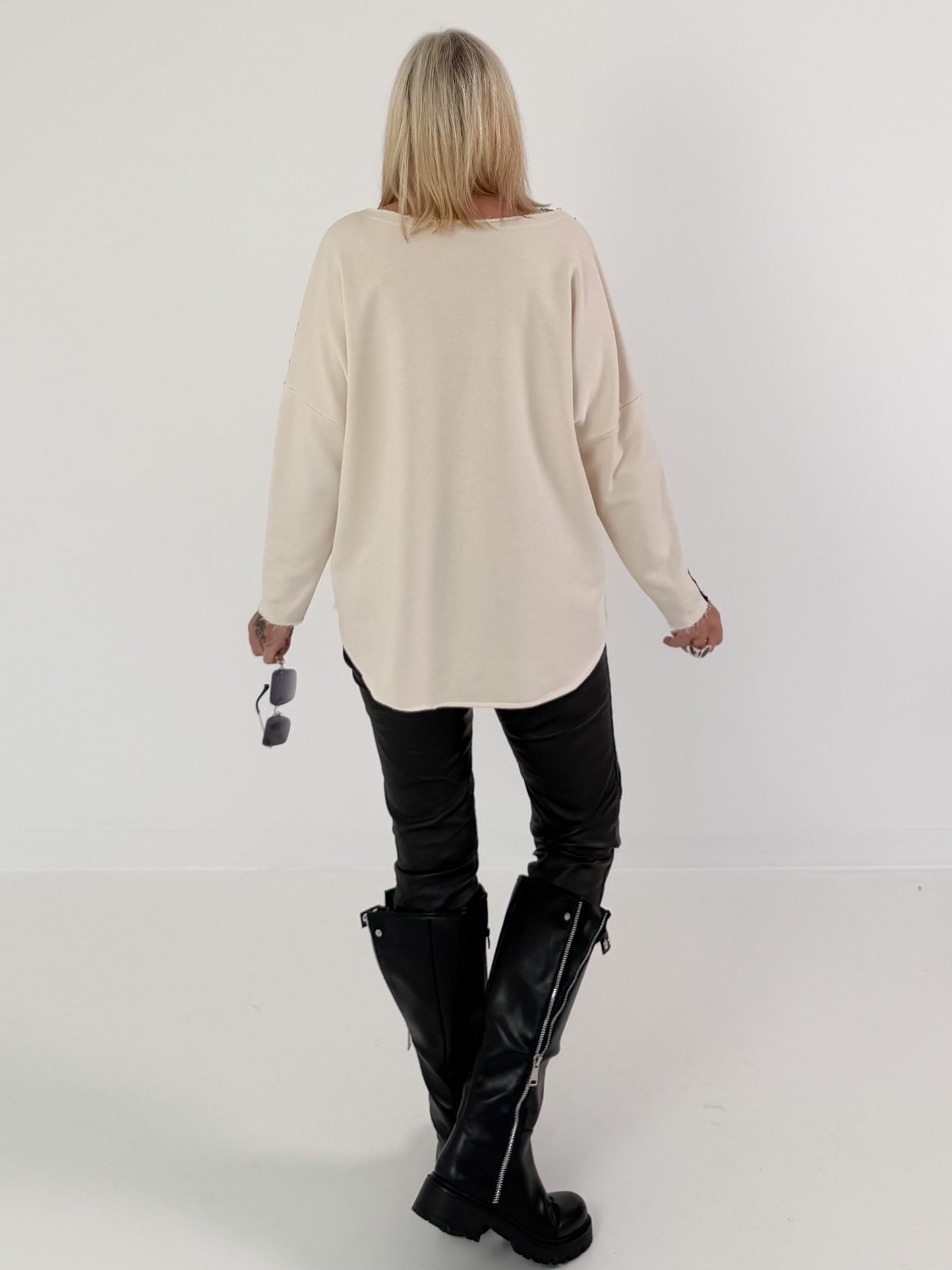 Sweater Skull with rhinestone details and cut-outs - beige