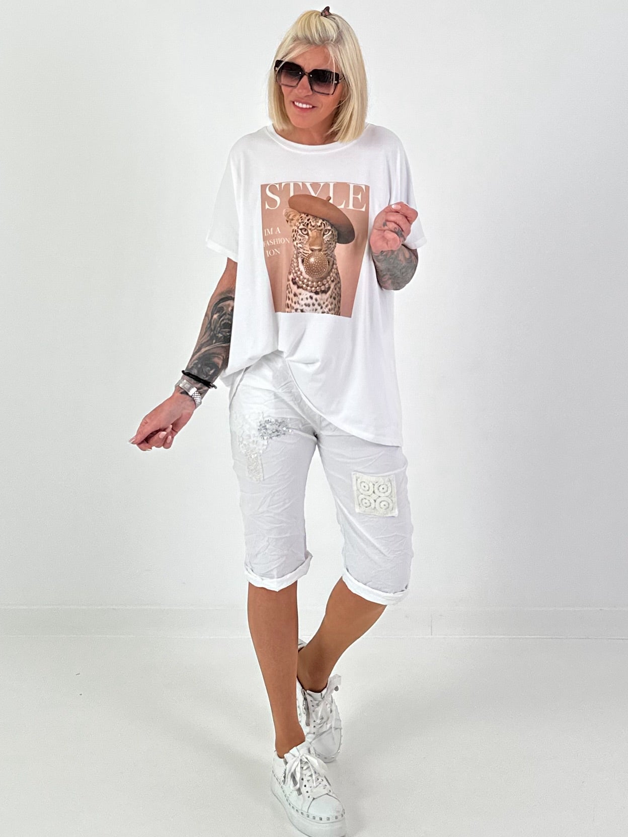 Oversized T-shirt with leopard fashion print - white
