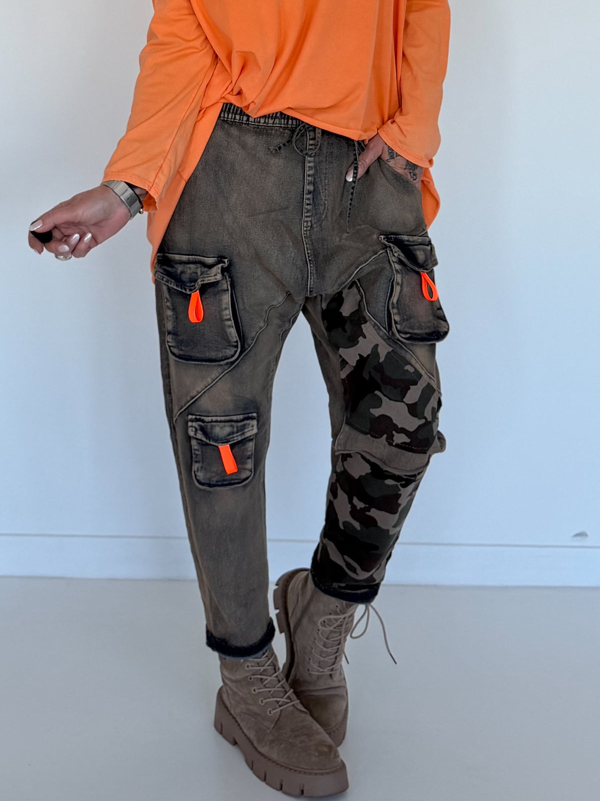 Baggy-Jeans in Used-Optik mit Camouflage-Applikationen - used-denim