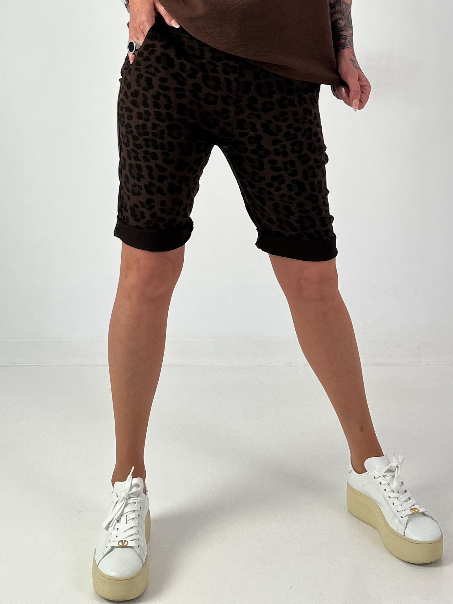Kurze Hose im Leo Look- schoko