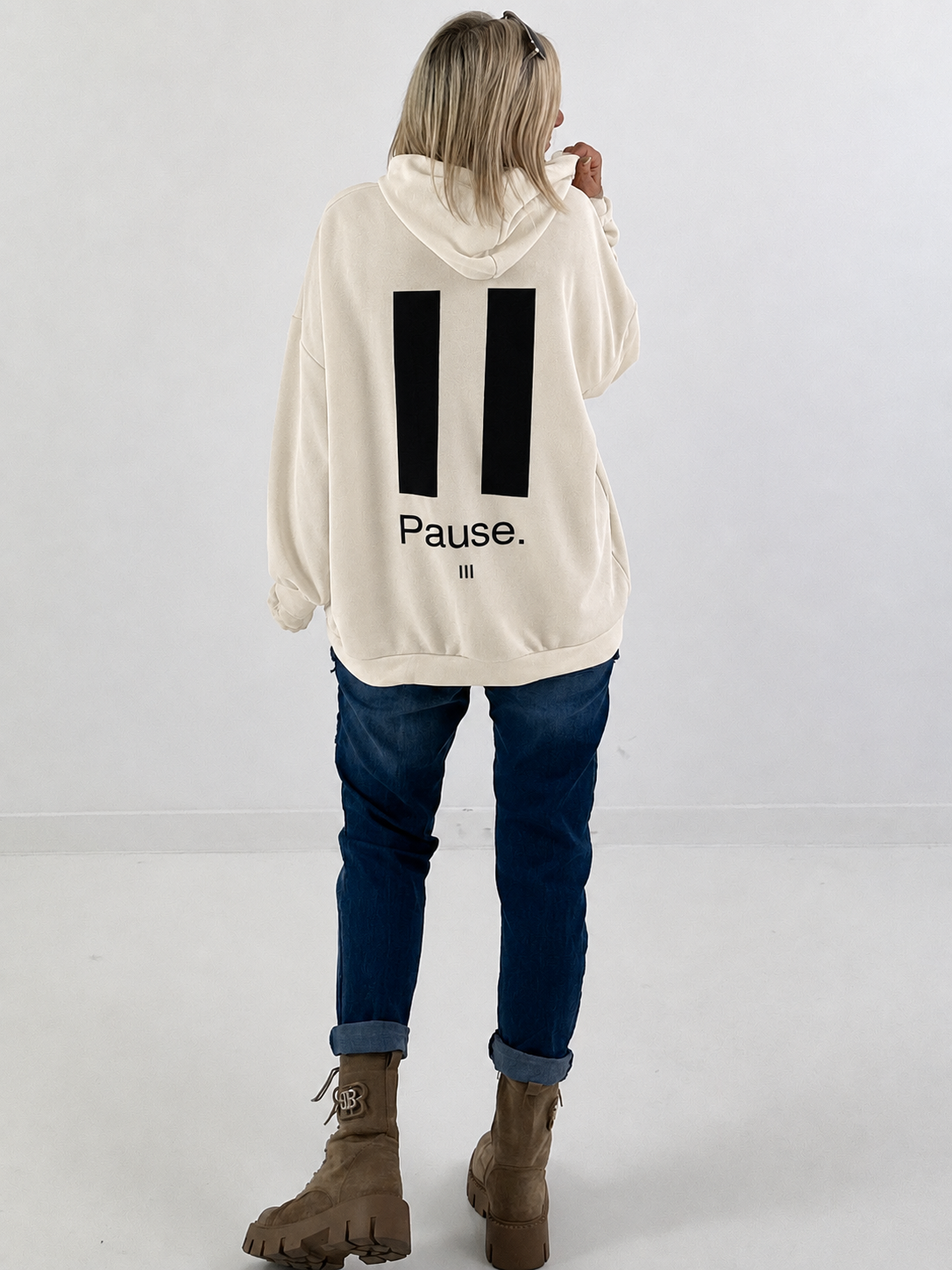 Lässiger Hoodie mit Statement Rückenprint "Pause" - beige