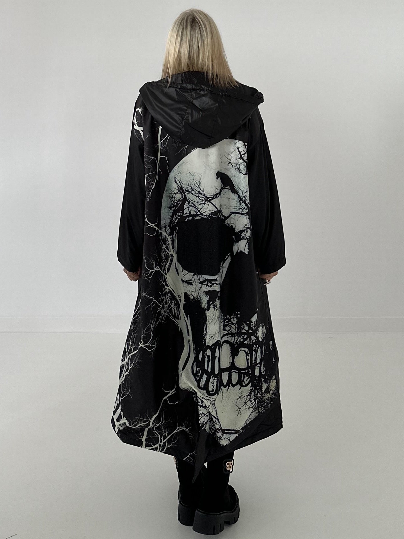 Edler Mantel mit Kapuze und großem Rückenprint Skull - schwarz - mehrfarbig