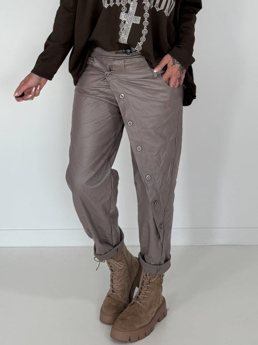 Vegane Lederhose Knopfleiste quer - taupe