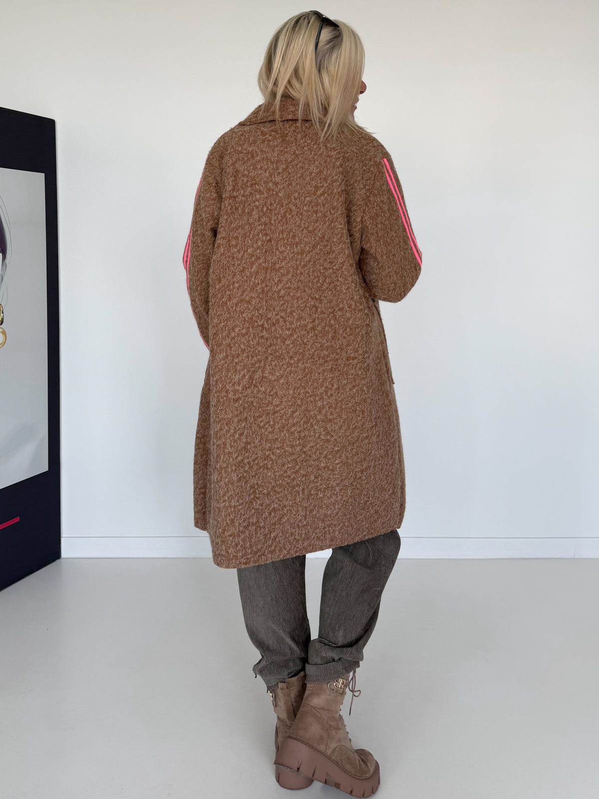 Kuscheliger Mantel mit Neonakzenten - camel
