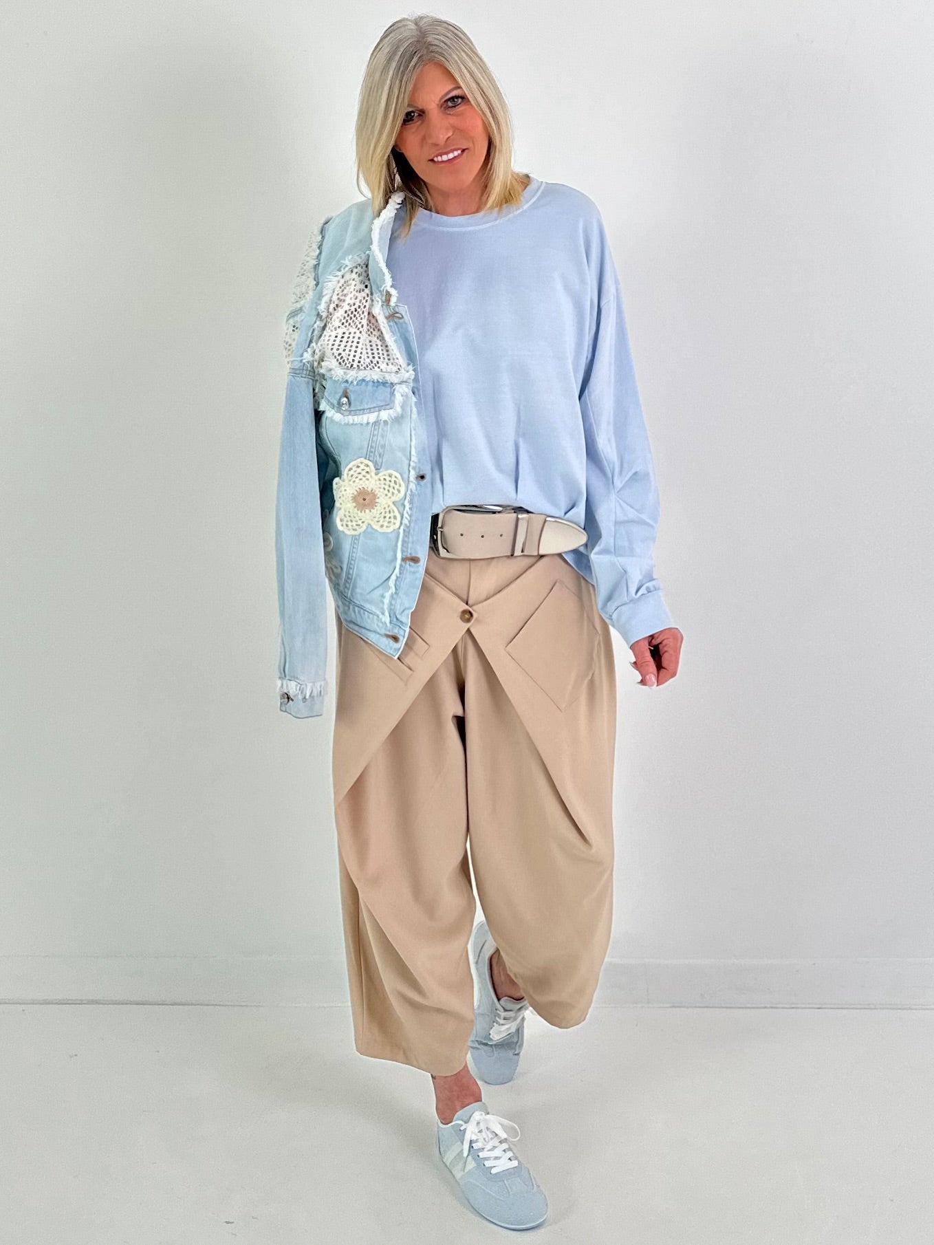 Sweater mit eingelegten Falten - hellblau