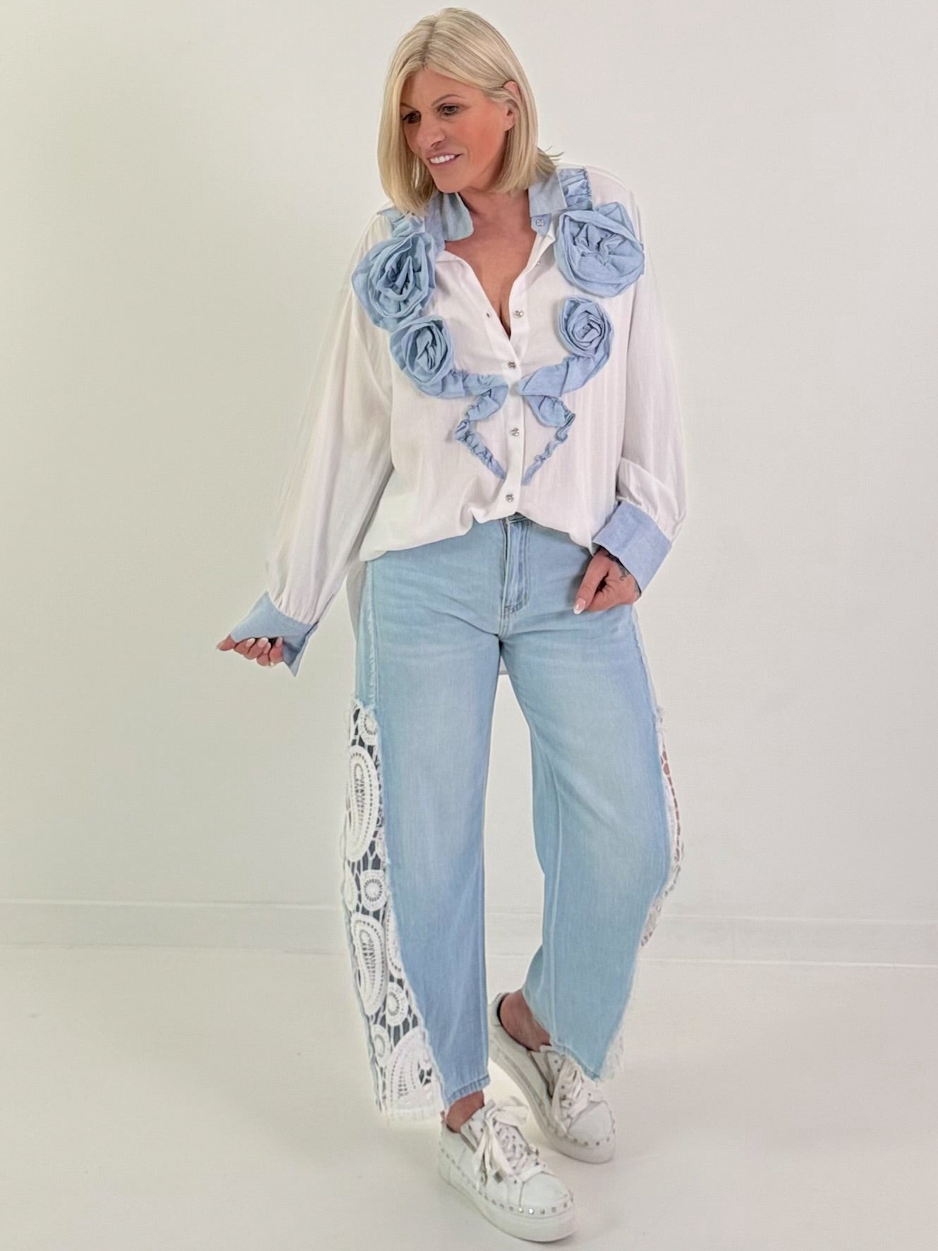 Jeans mit seitlichen Häkeleinsätzen - light-denim