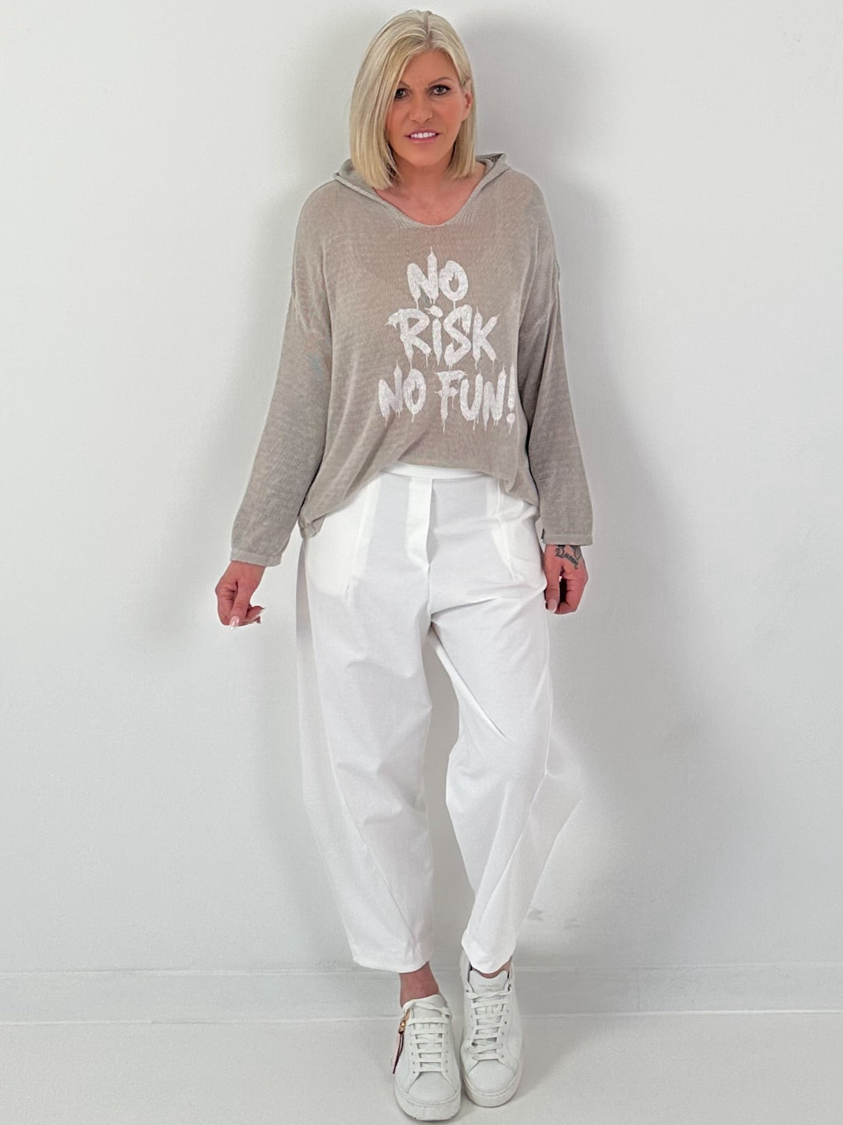 Leichter Strickpulli mit Kapuze No Risk No Fun - beige