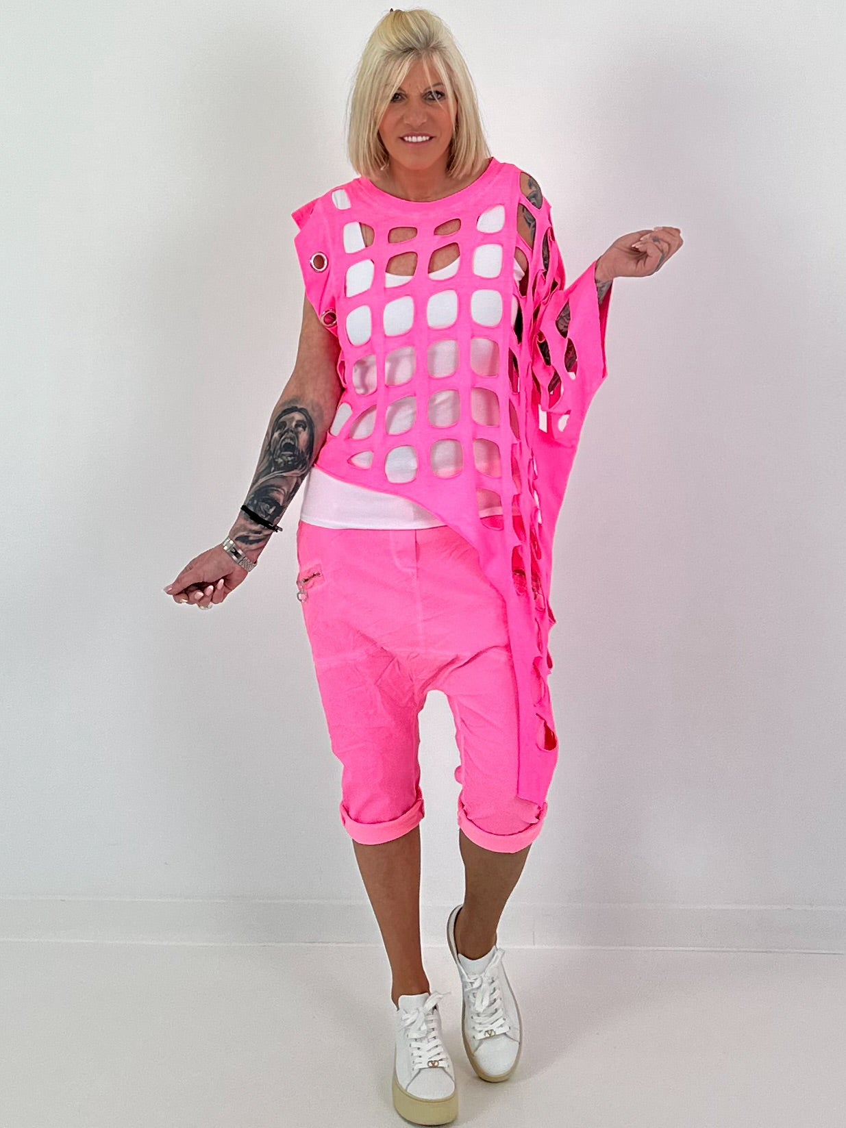 Shirt mit All-Over Cut-Outs und Ösen - neonpink