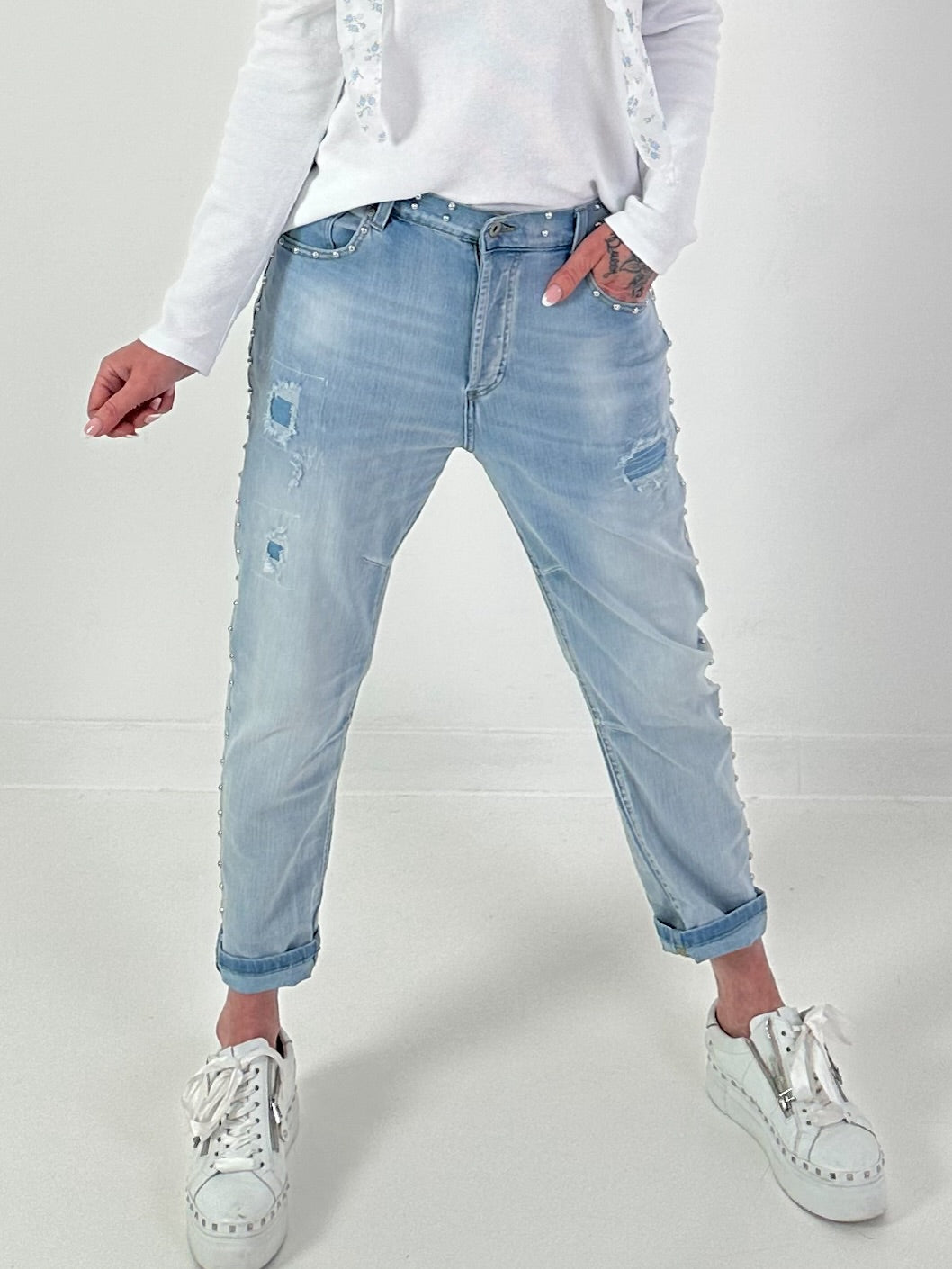 Boyfriend Jeans mit silbernen Nieten - light-denim