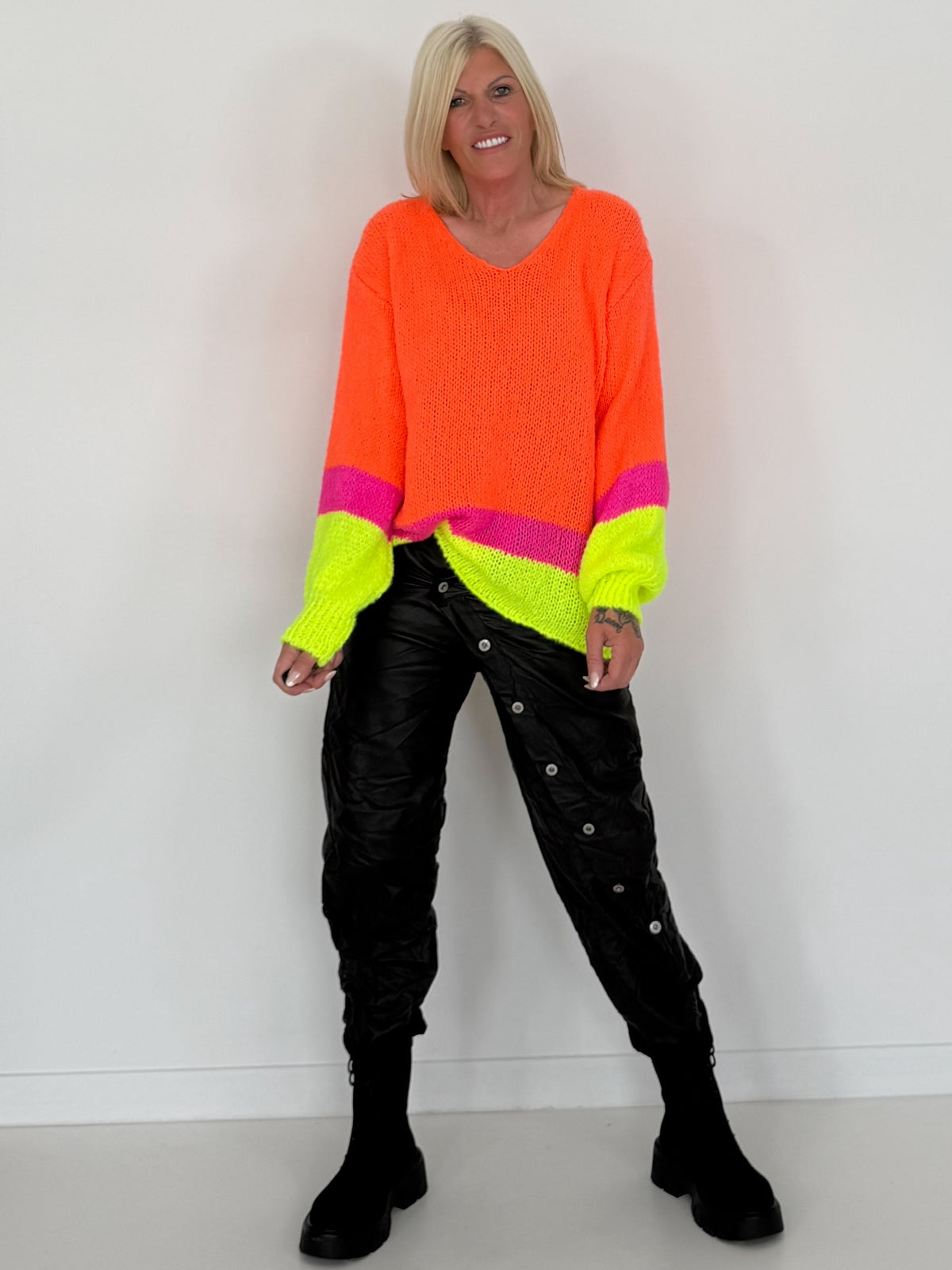 Pullover mit V-Ausschnitt - neonorange-mehrfarbig