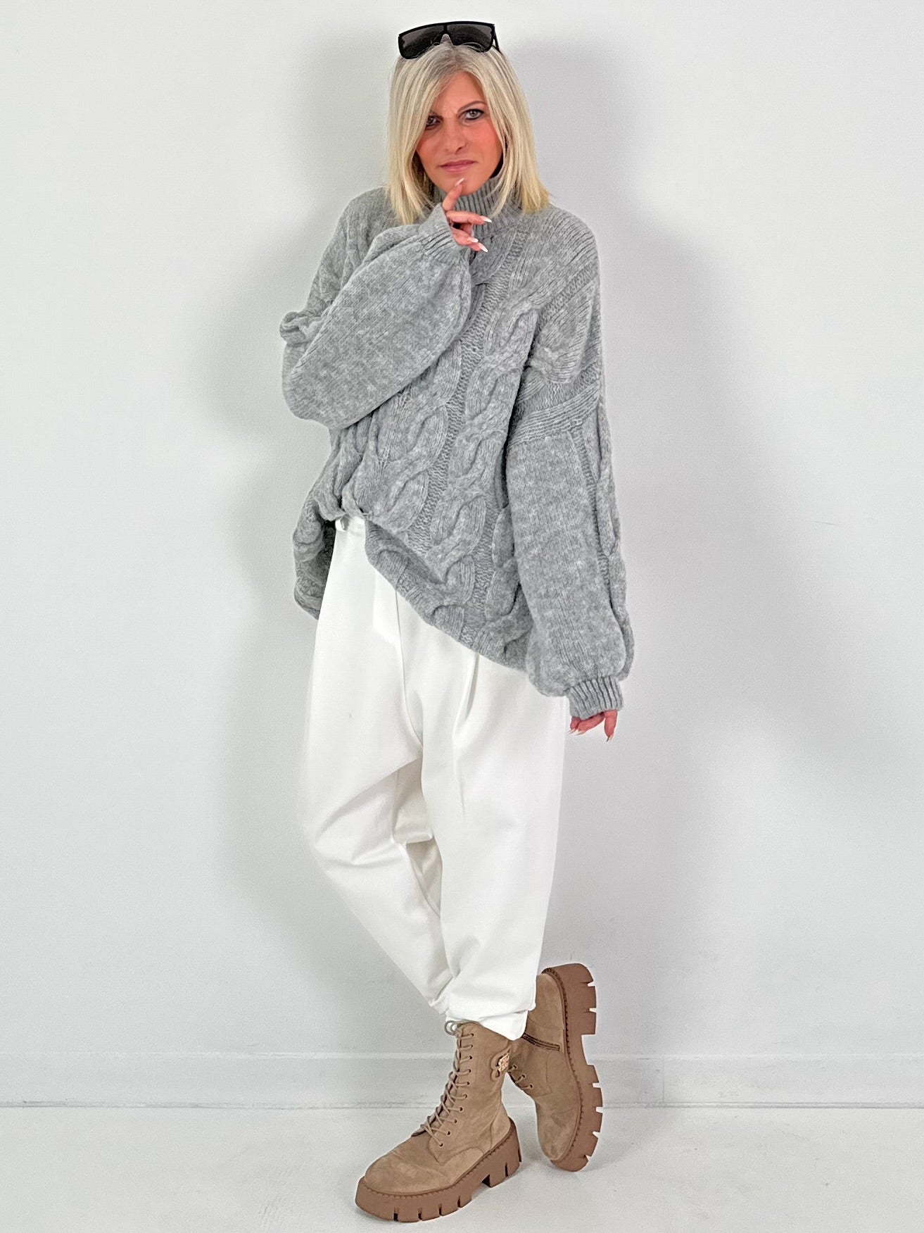 Lässiger Pullover mit Zopfmuster Modell "Pure Cable" - hellgrau