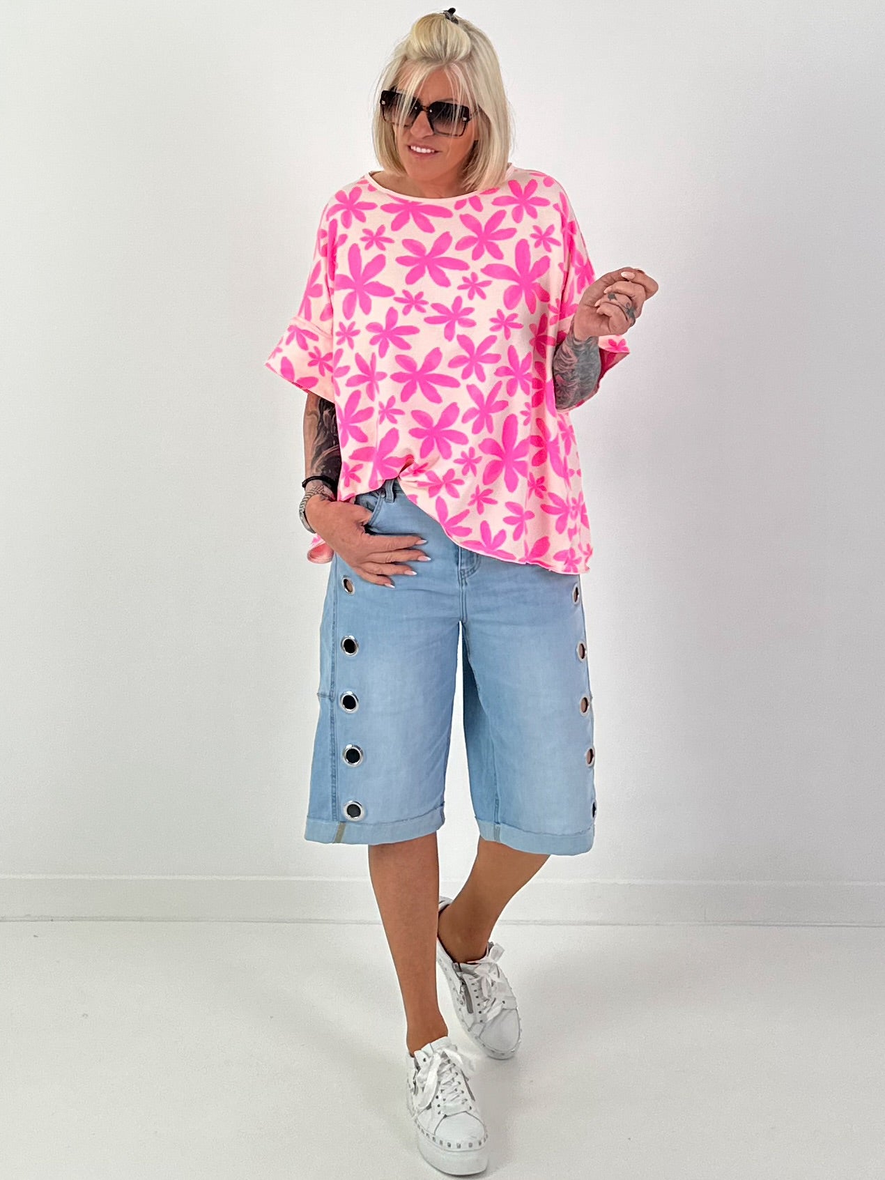 Sweatshirt with floral pattern - pink-neon pink