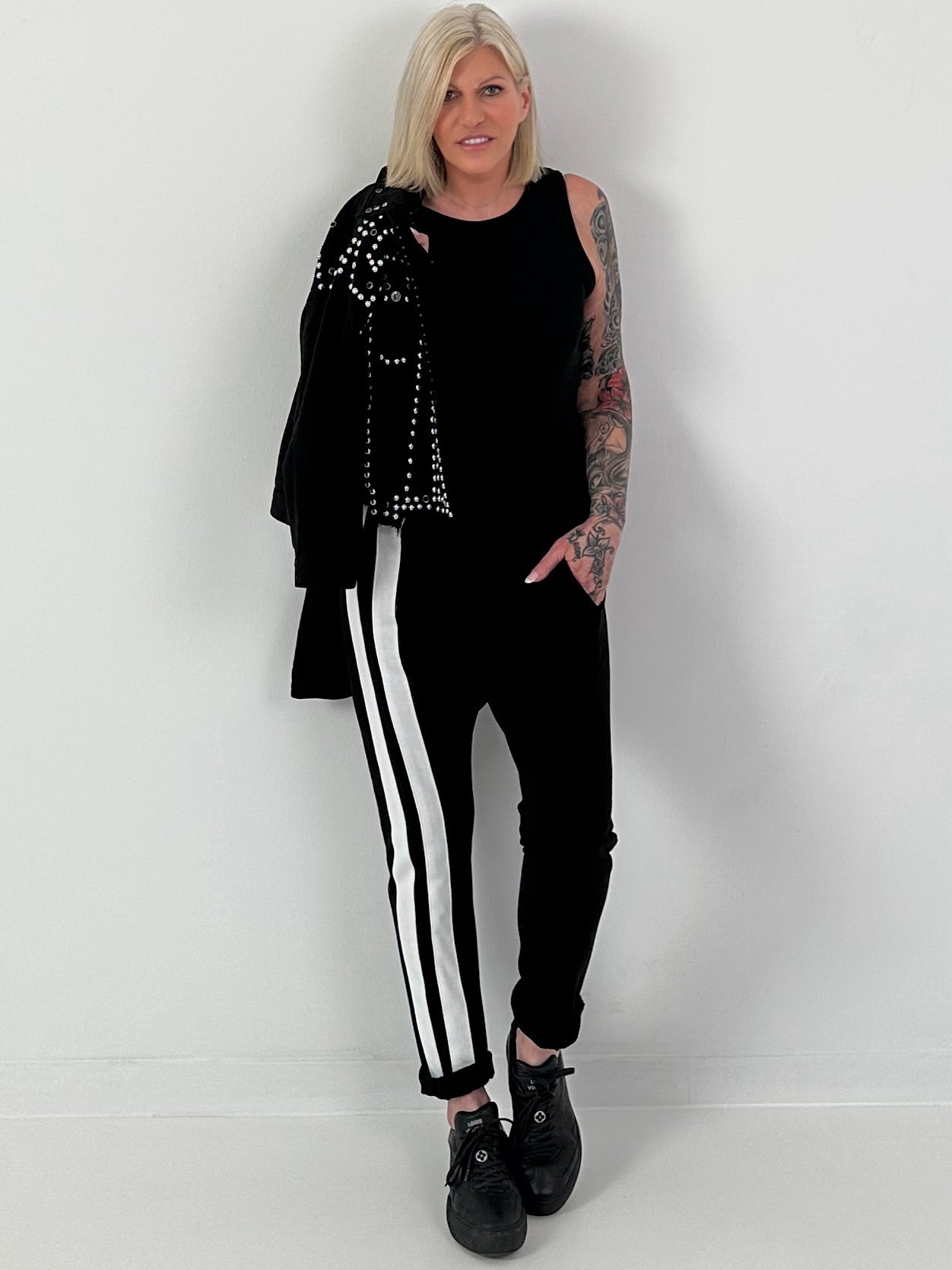 Hose mit seitlich verlaufenden Streifendetails - schwarz ( lieferbar ab 08.03.26)